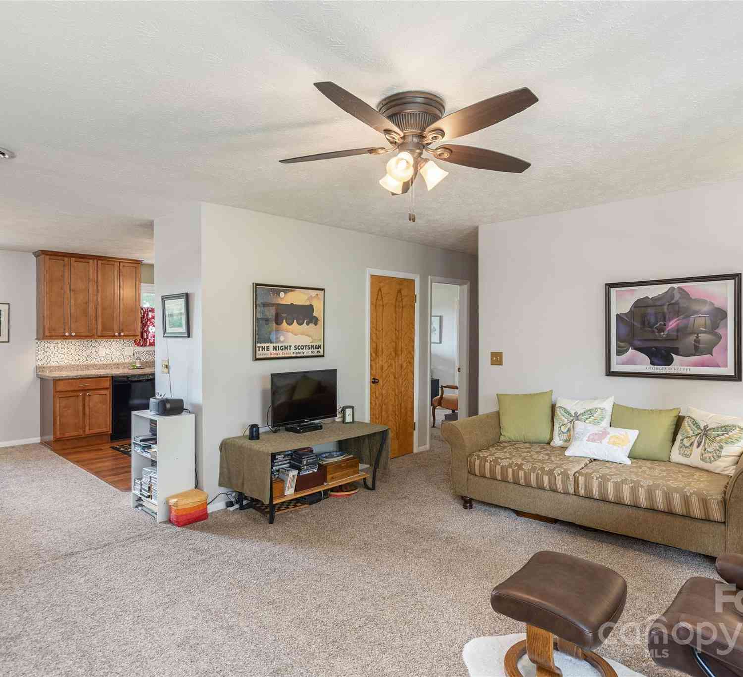 103 Oakwood Place #UNIT 4, Hendersonville, North Carolina image 3