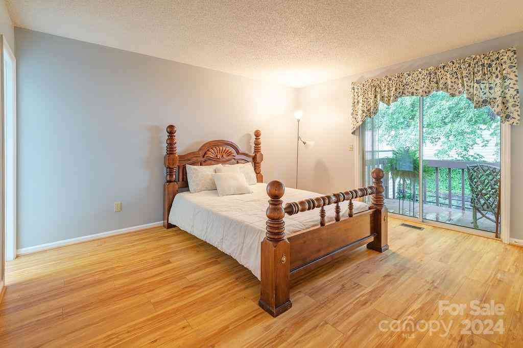 124 Exeter Court, Hendersonville, North Carolina image 13