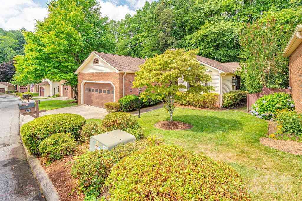 124 Exeter Court, Hendersonville, North Carolina image 2