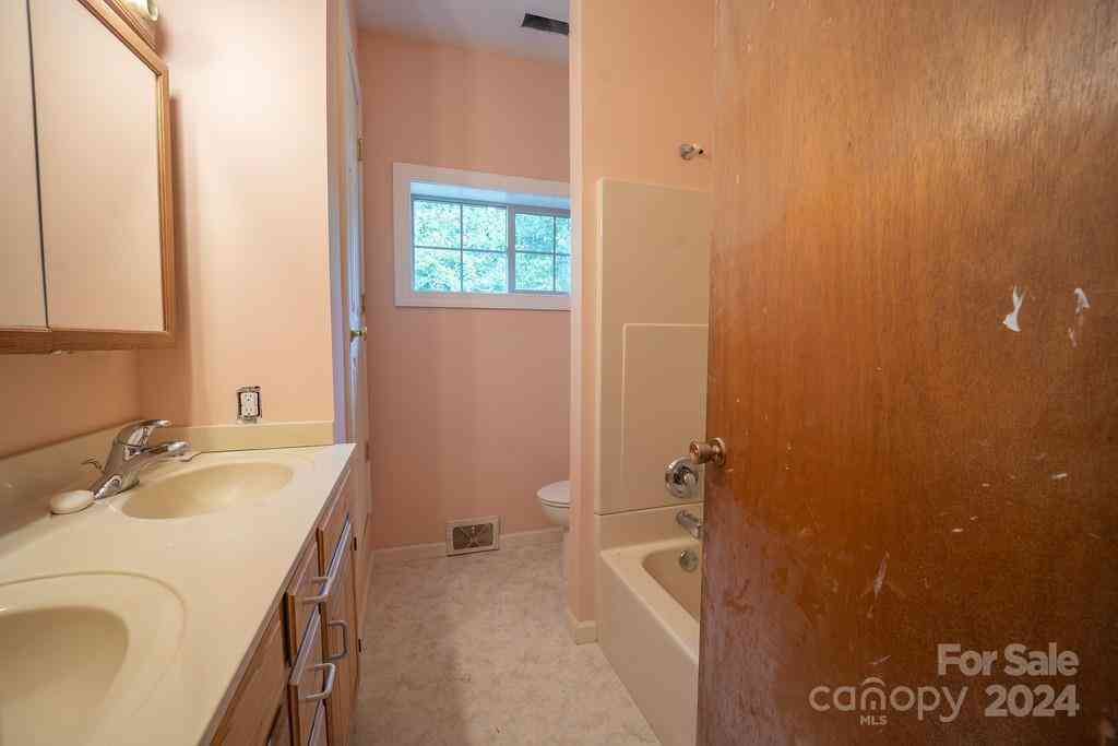 110 E Glenwood Lane, Hendersonville, North Carolina image 26