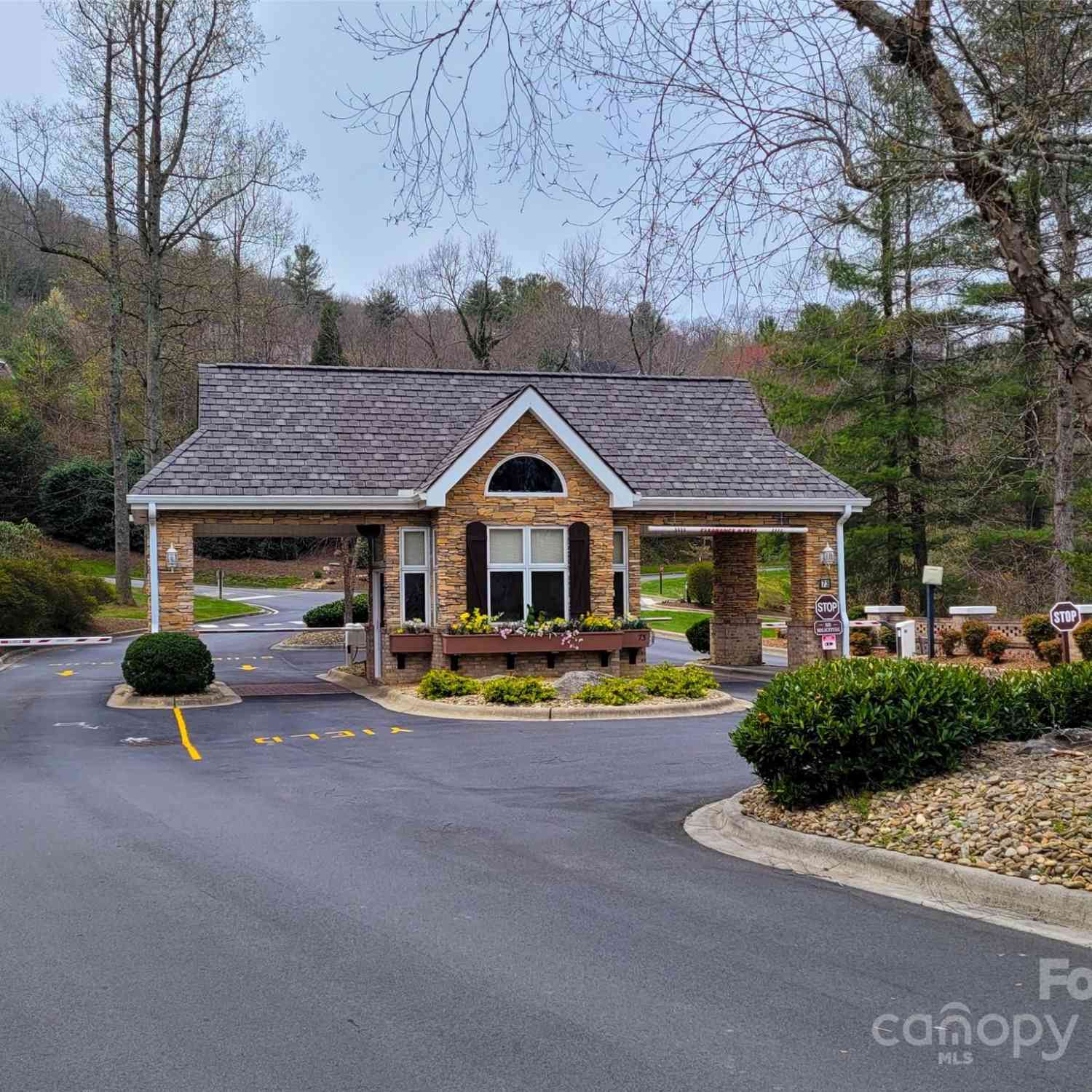 328 Carriage Crest Drive, Hendersonville, North Carolina image 14