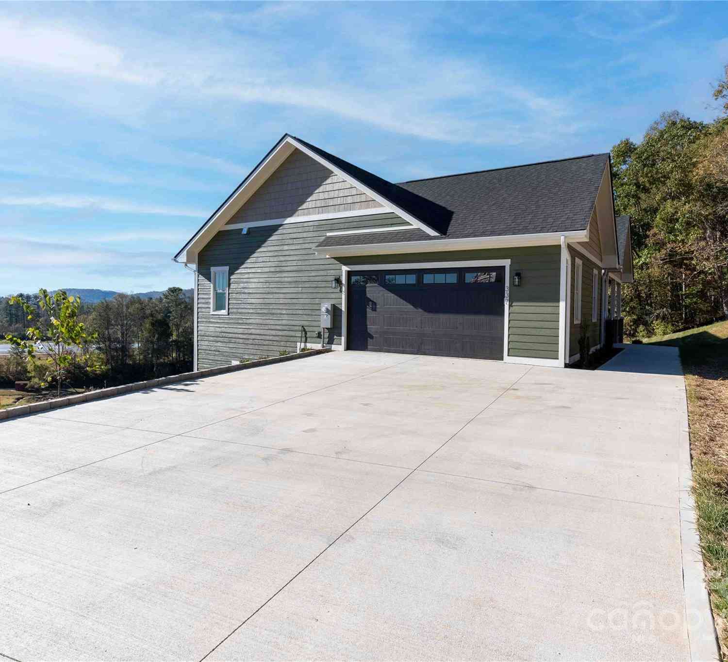 337 Maple Knoll Drive, Hendersonville, North Carolina image 2