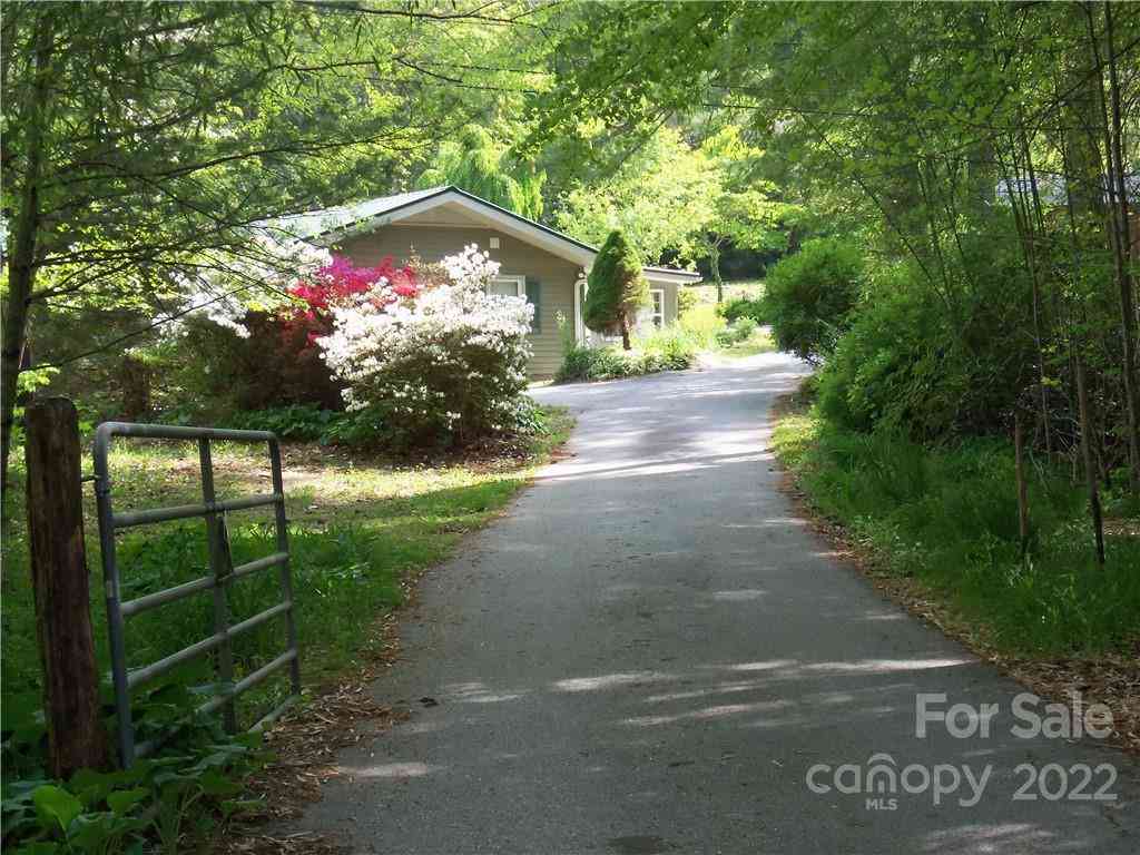 675 Harris Street, Spruce Pine, North Carolina image 3