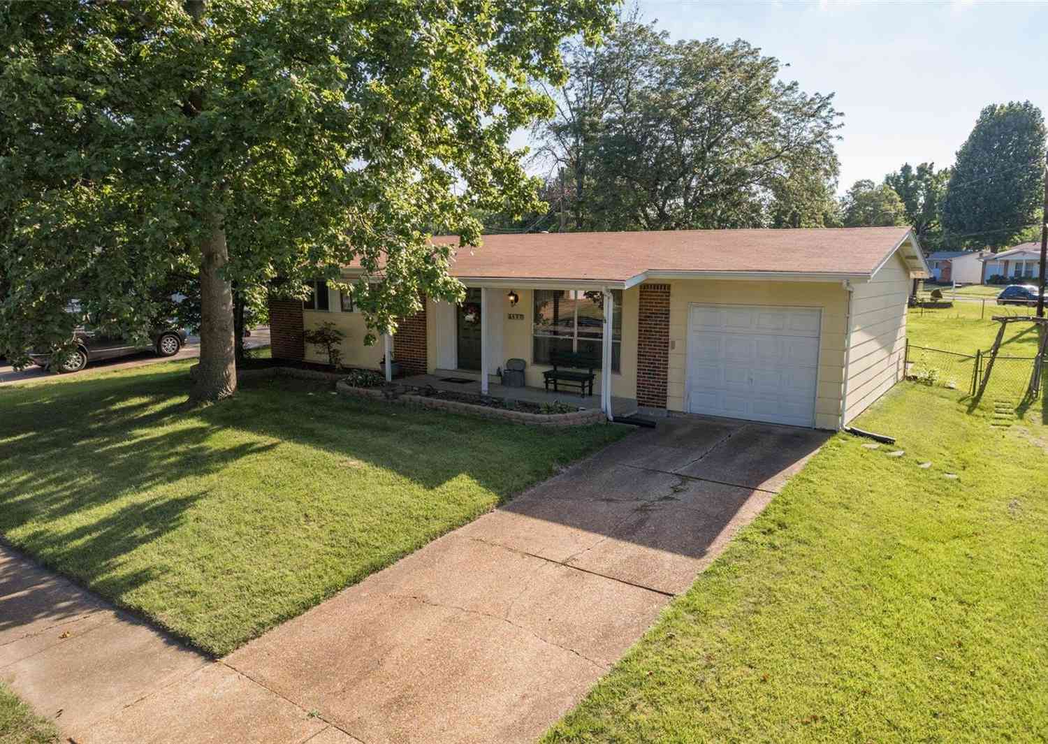 680 Charvel Dr, Florissant, Missouri image 2