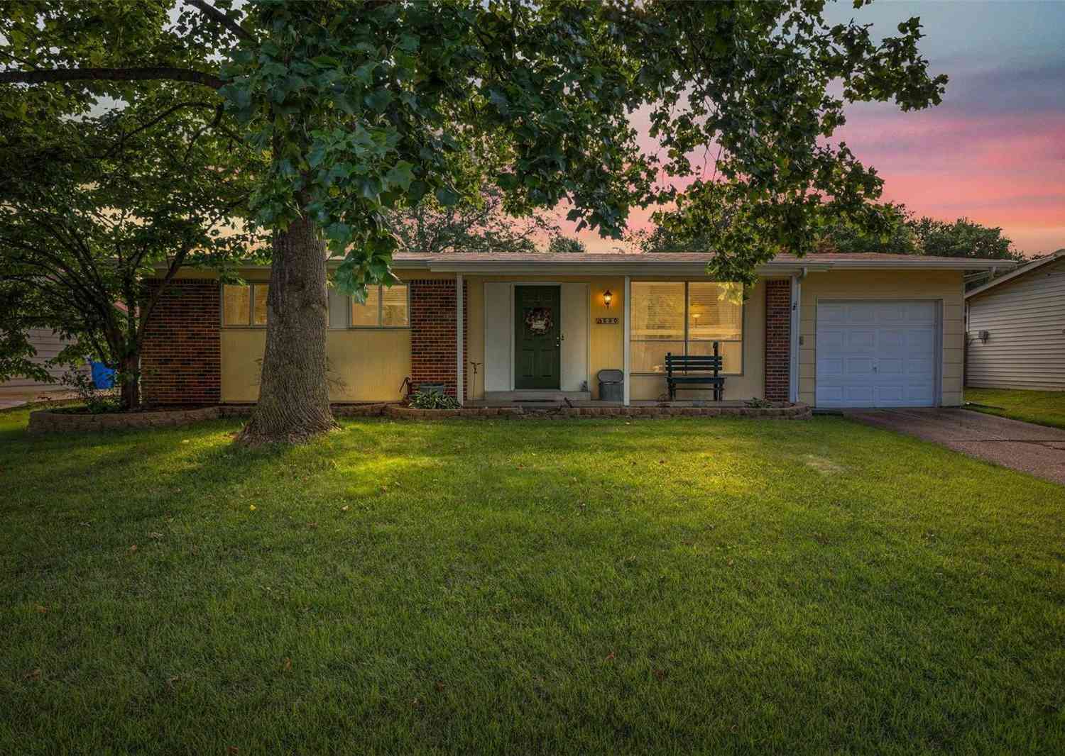 680 Charvel Dr, Florissant, Missouri image 3