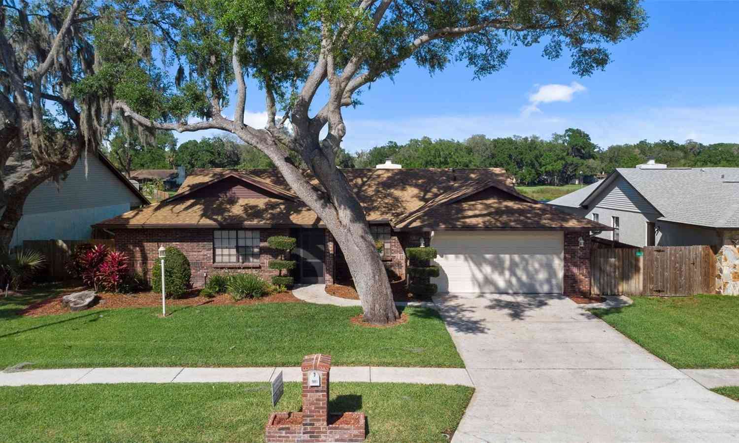 653 Timber Pond Drive, BRANDON, Florida image 1