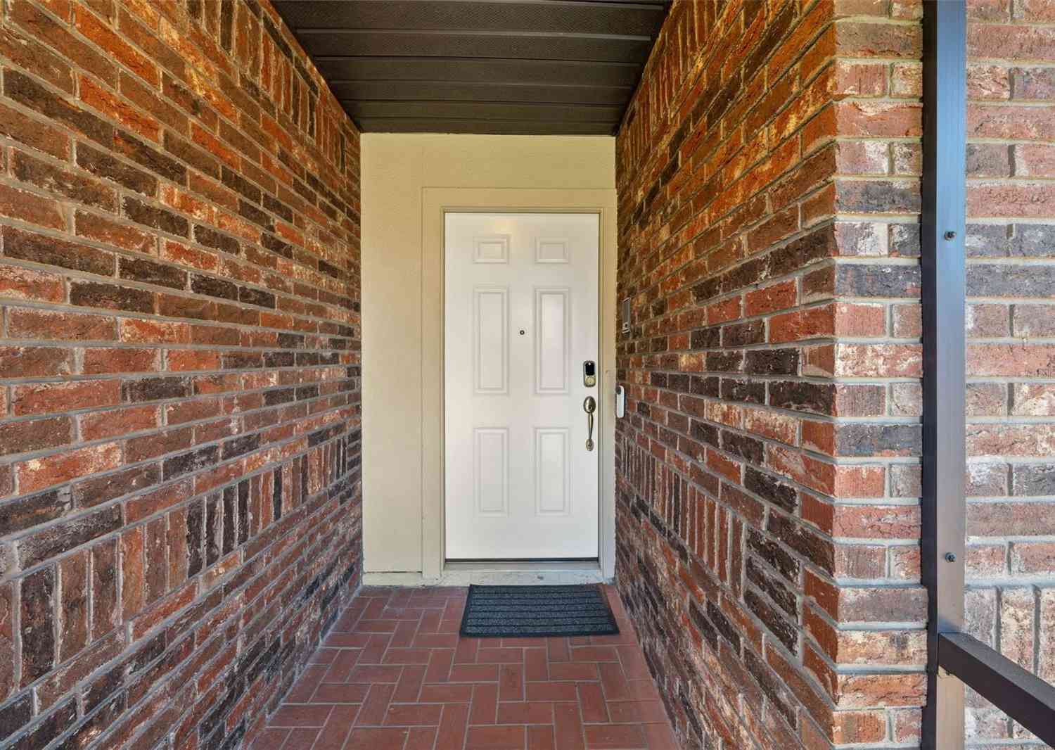 653 Timber Pond Drive, BRANDON, Florida image 2