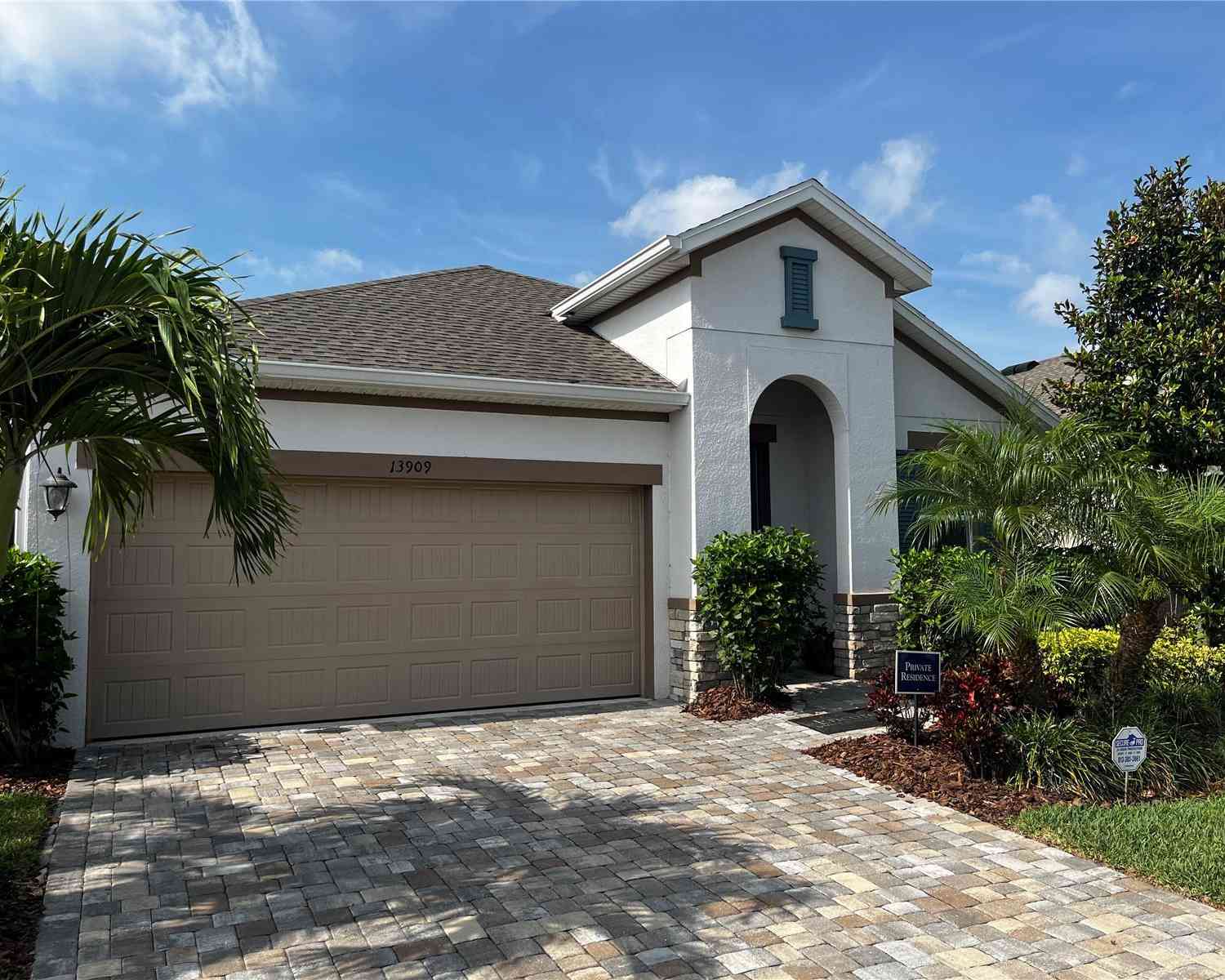 13909 Kingfisher Glen Drive, LITHIA, Florida image 1