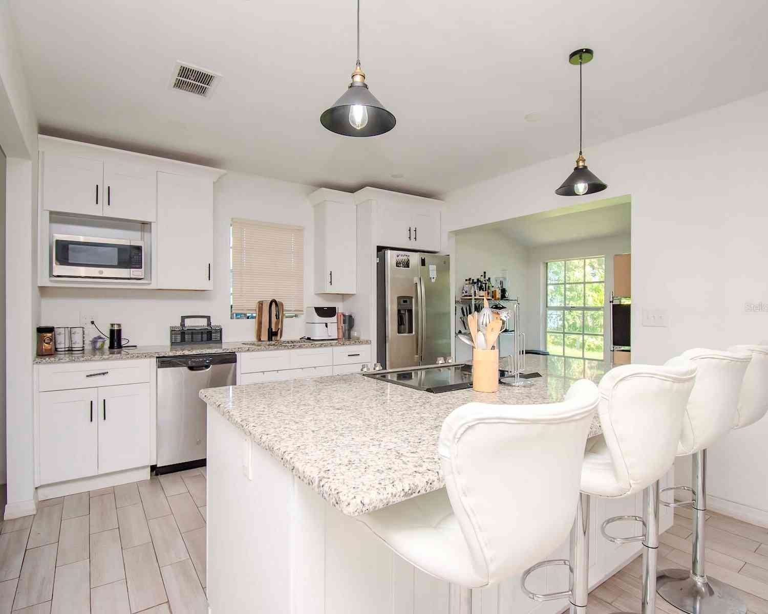 615 Carolyn Drive, BRANDON, Florida image 3