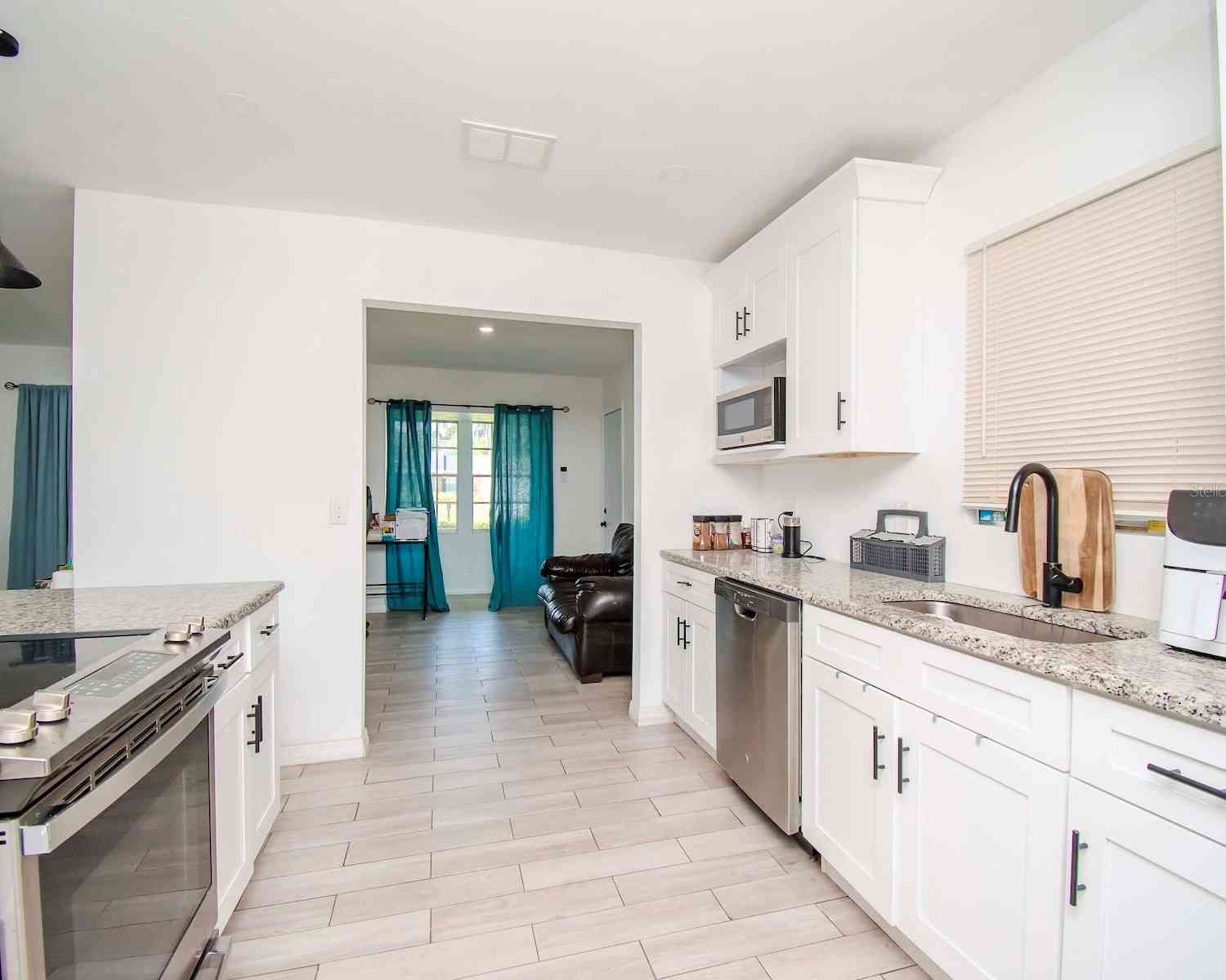 615 Carolyn Drive, BRANDON, Florida image 7