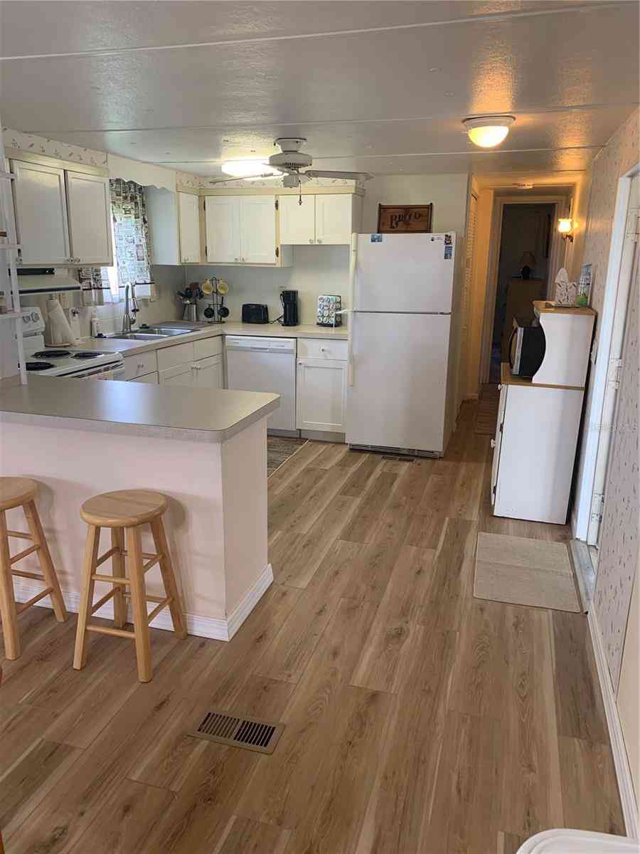 10412 Holiday Shores Drive, LARGO, Florida image 7