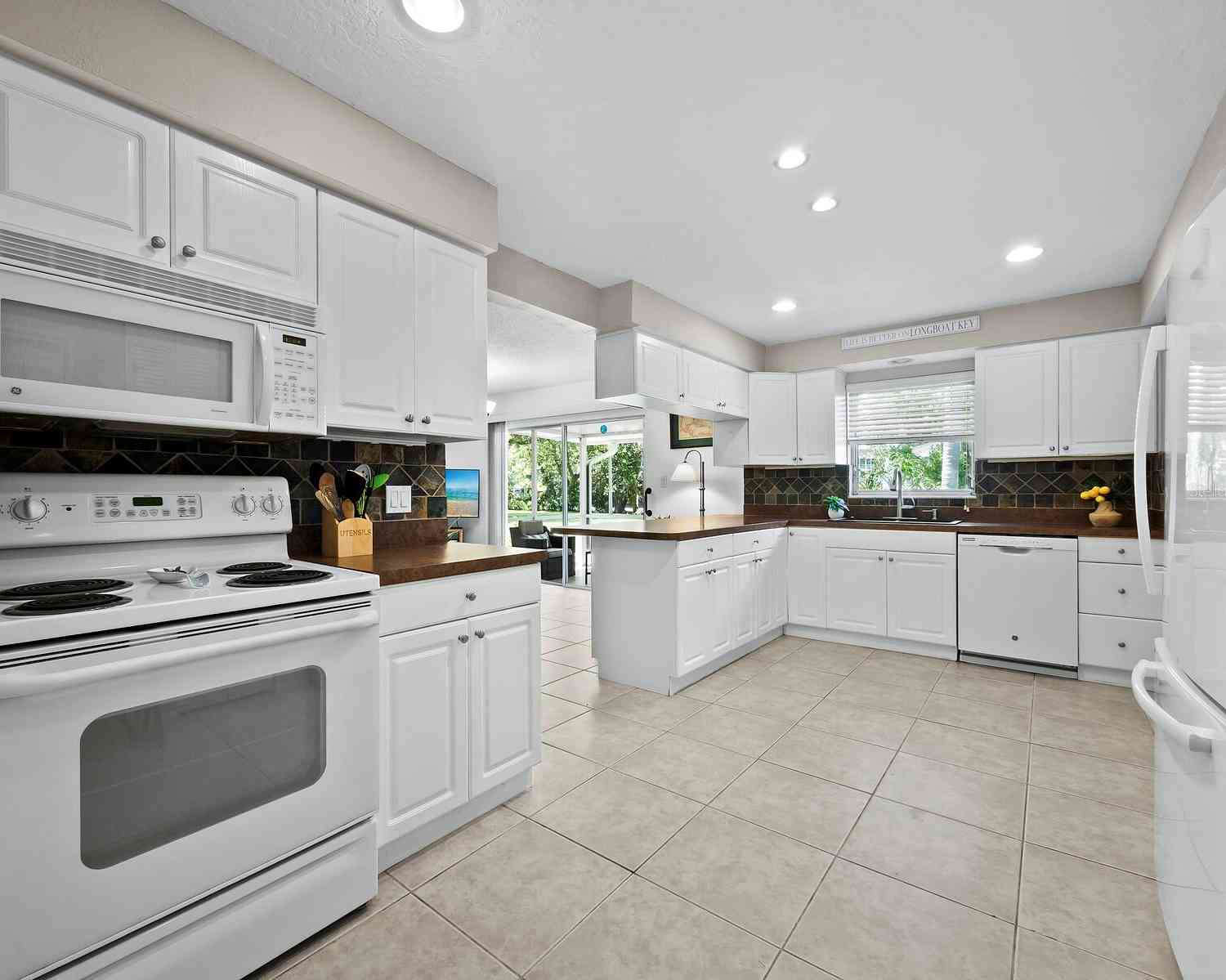 569 Sutton Place, LONGBOAT KEY, Florida image 16