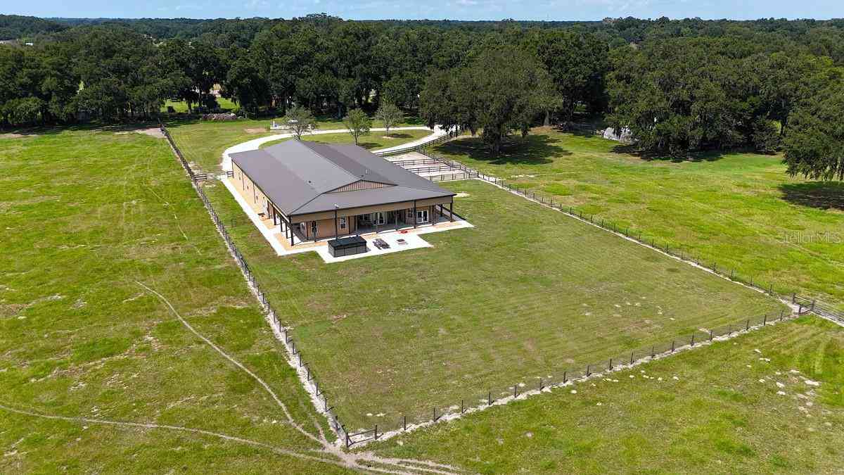 2051 SE 155th Street, SUMMERFIELD, Florida image 2