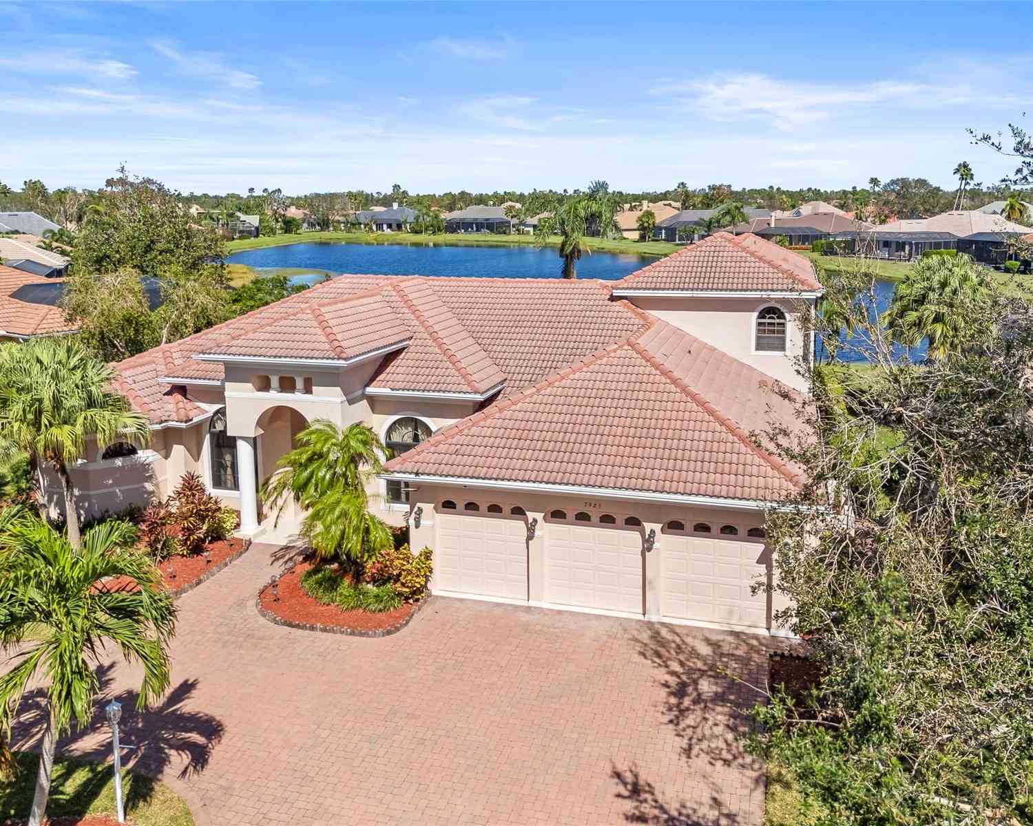 7925 Royal Queensland Way, LAKEWOOD RANCH, Florida image 8