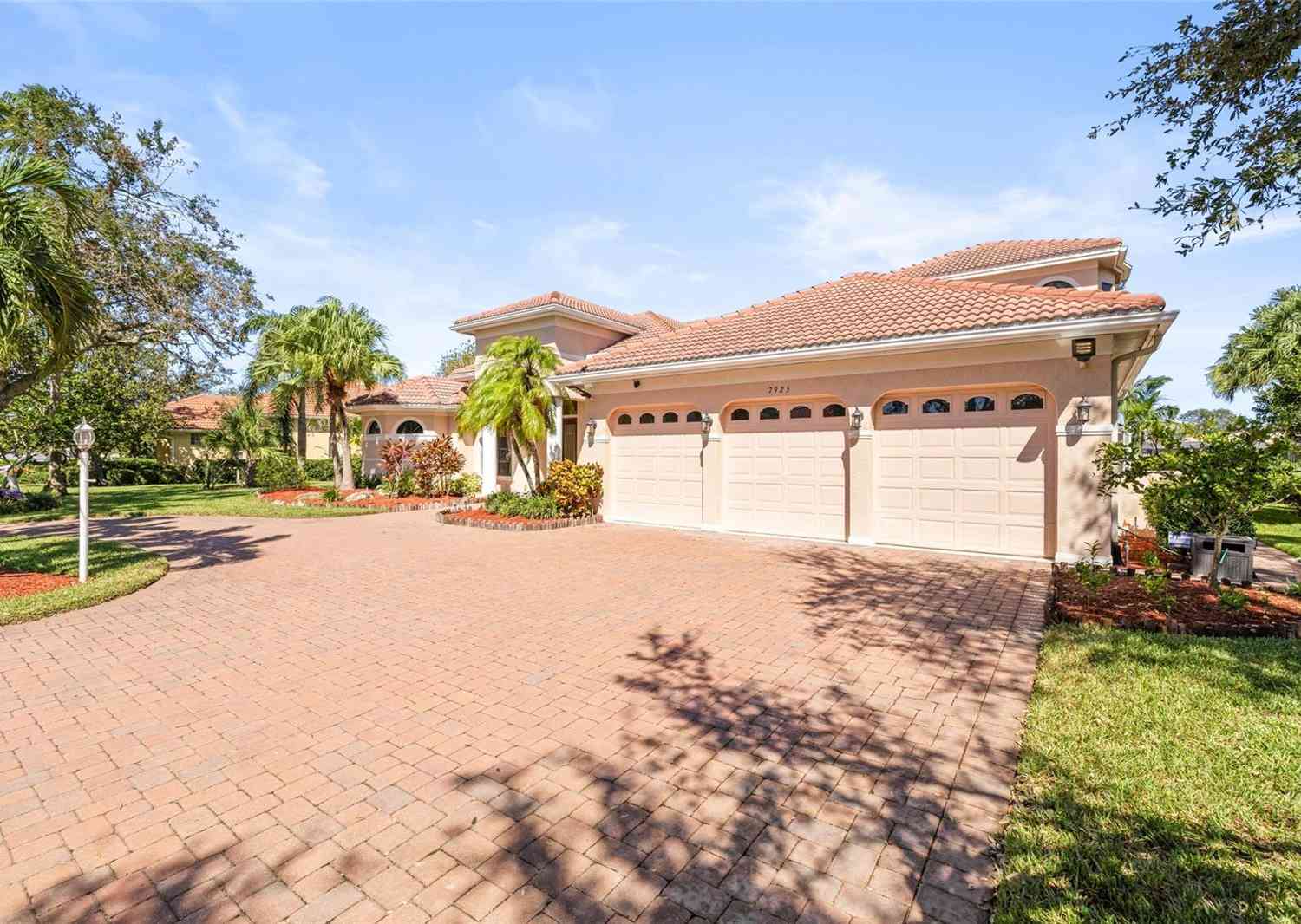 7925 Royal Queensland Way, LAKEWOOD RANCH, Florida image 10