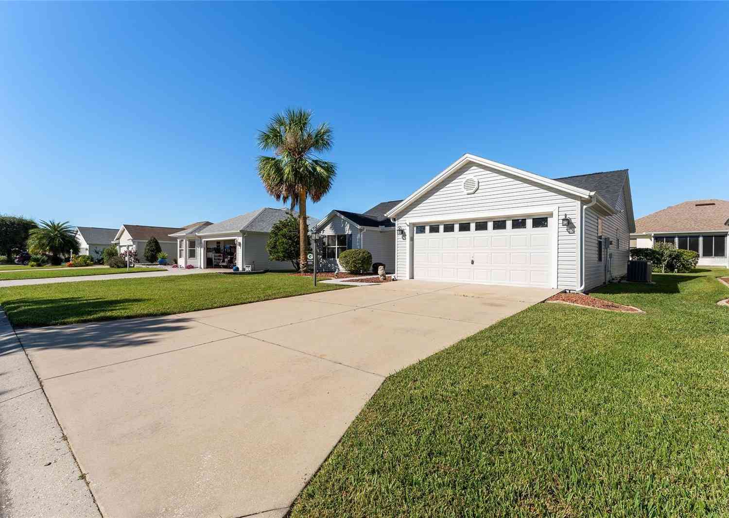 1312 Landeros Lane, THE VILLAGES, Florida image 2