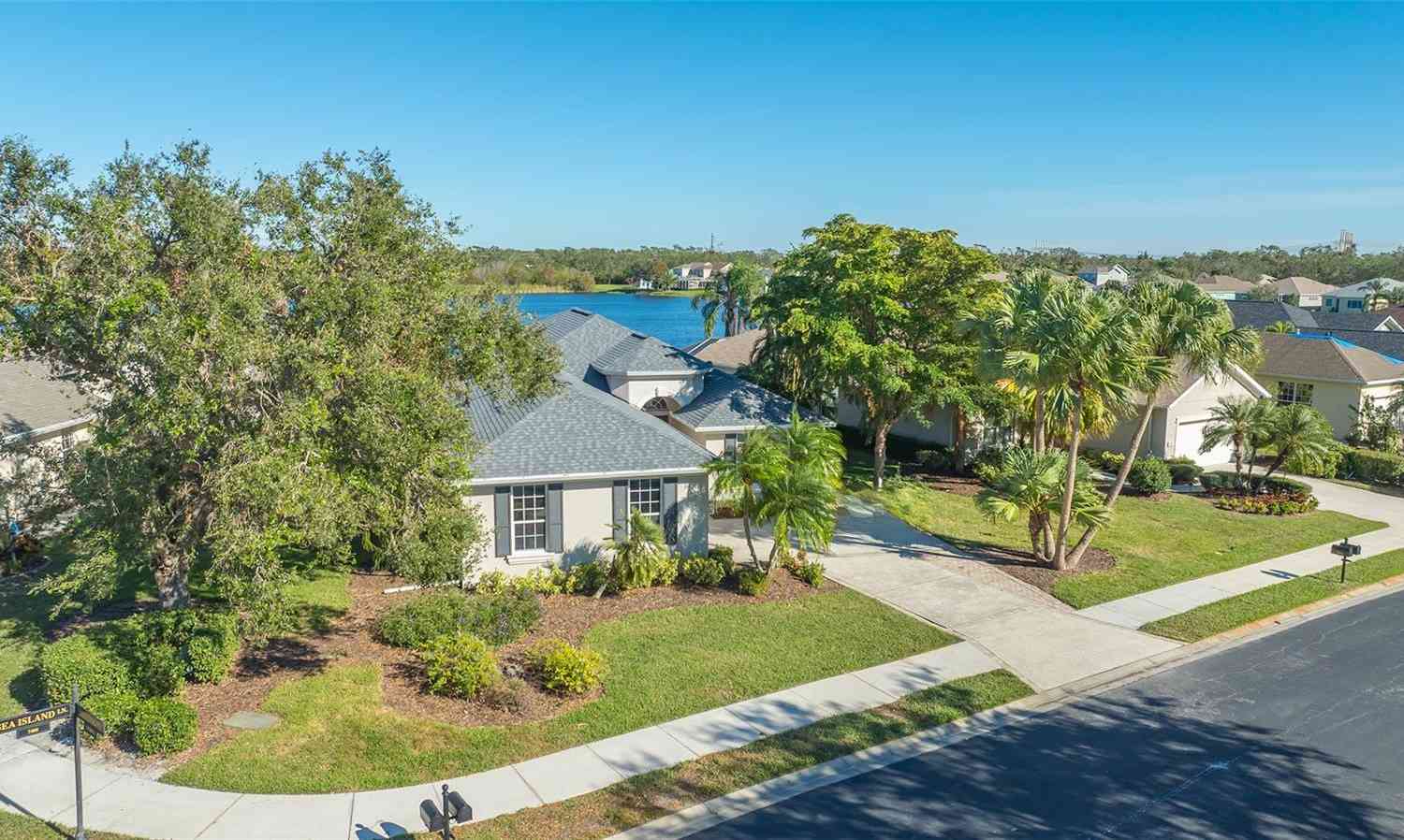 7407 Sea Island Lane, BRADENTON, Florida image 2