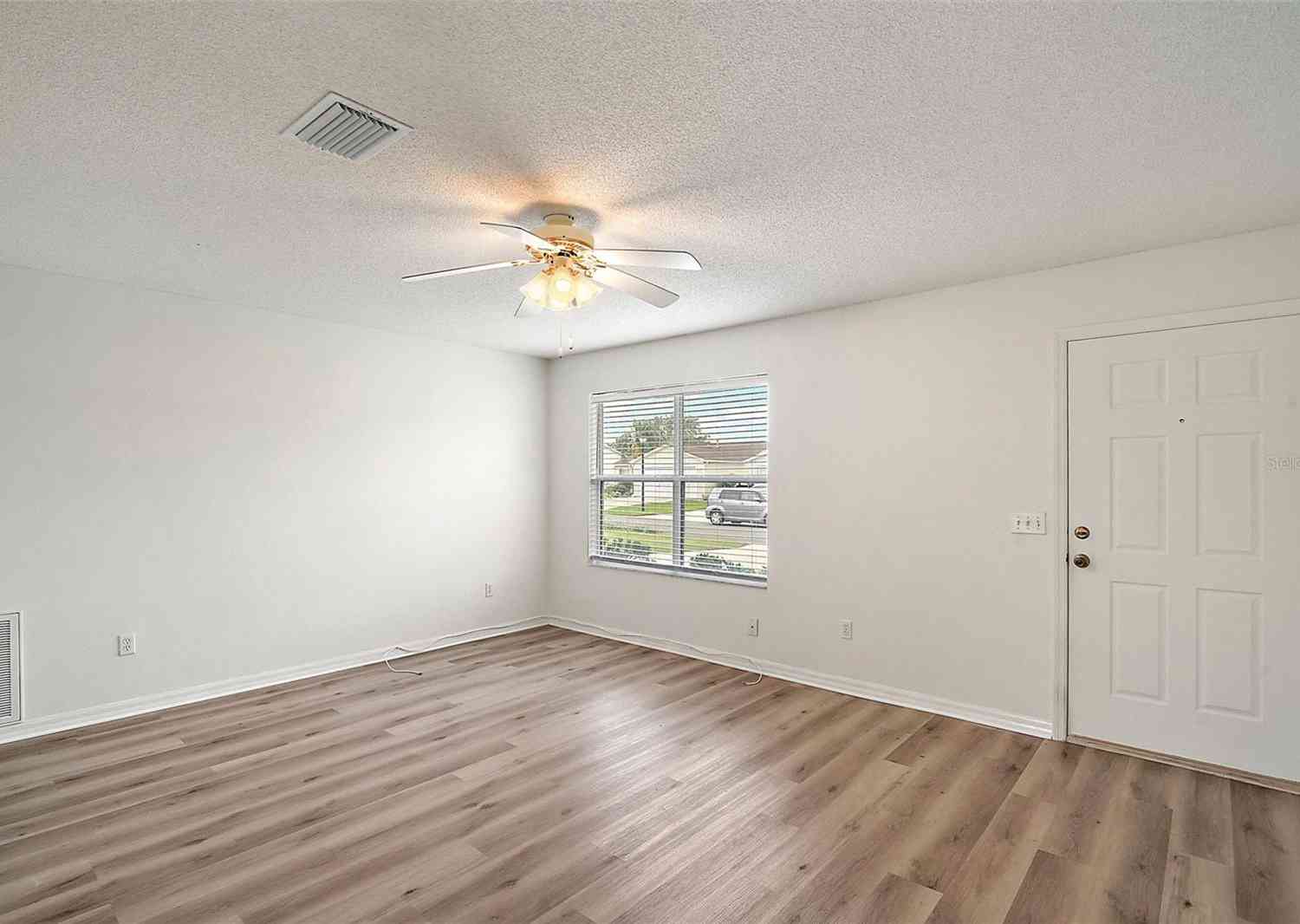 2788 Privada Drive, THE VILLAGES, Florida image 7