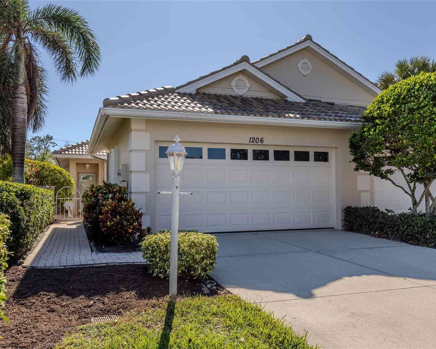 1206 Berkshire Circle, VENICE, Florida image 2