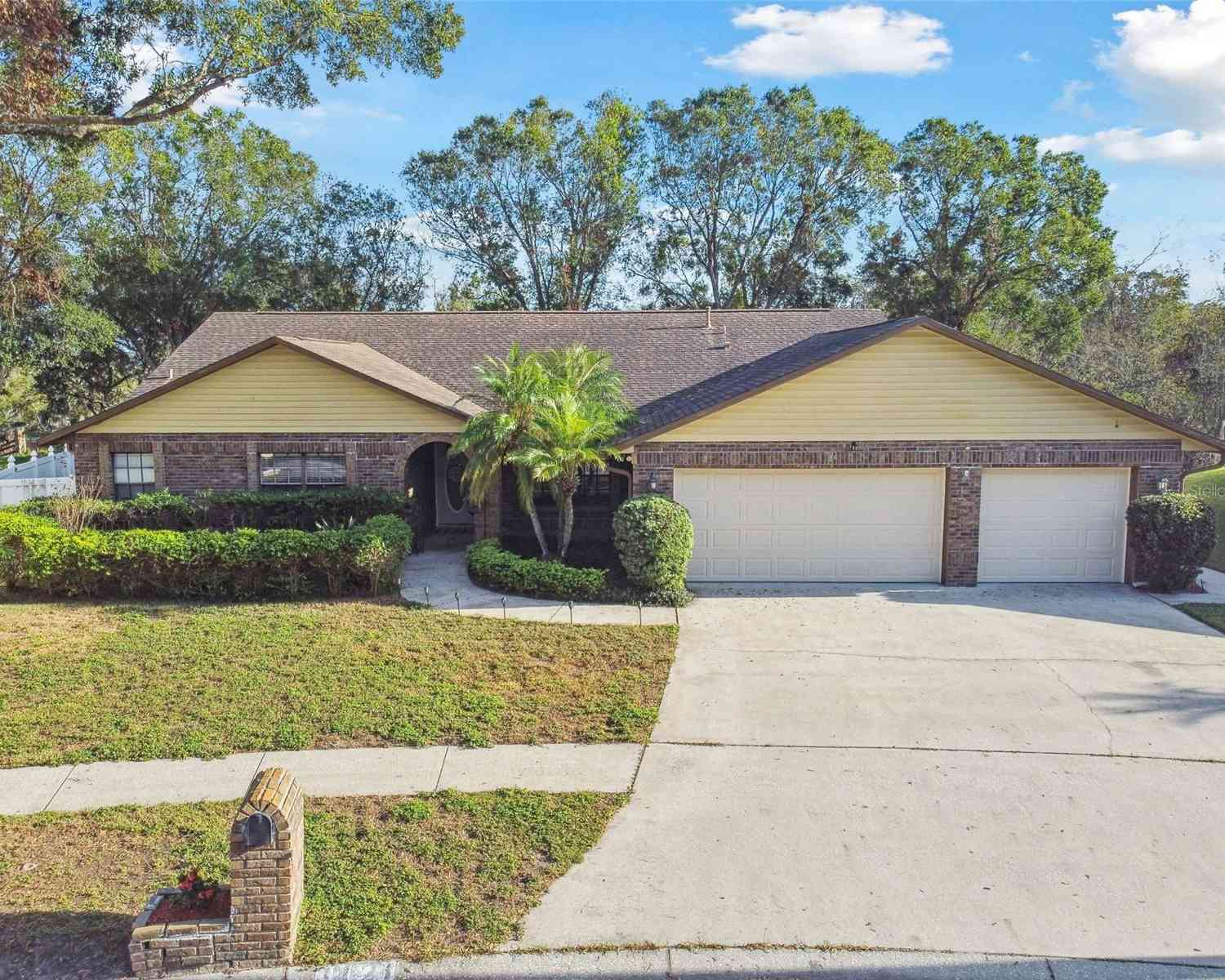 1121 Belladonna Drive, BRANDON, Florida image 1