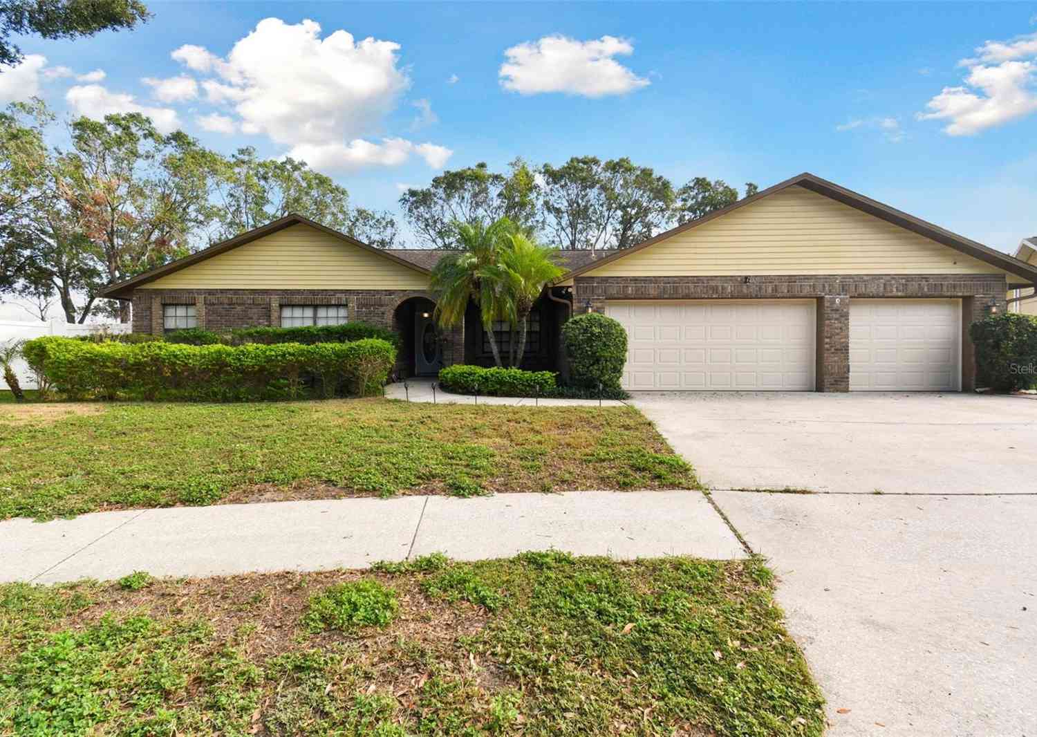 1121 Belladonna Drive, BRANDON, Florida image 2