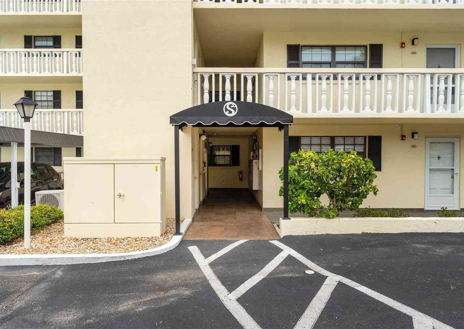 101 N Grandview Street #210, MOUNT DORA, Florida image 1