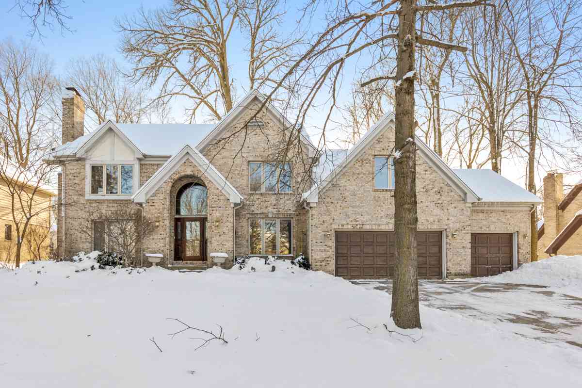 2905 Royal Fox Drive, Saint Charles, Illinois image 1