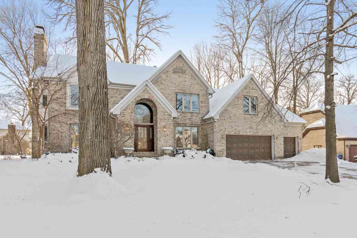 2905 Royal Fox Drive, Saint Charles, Illinois image 2