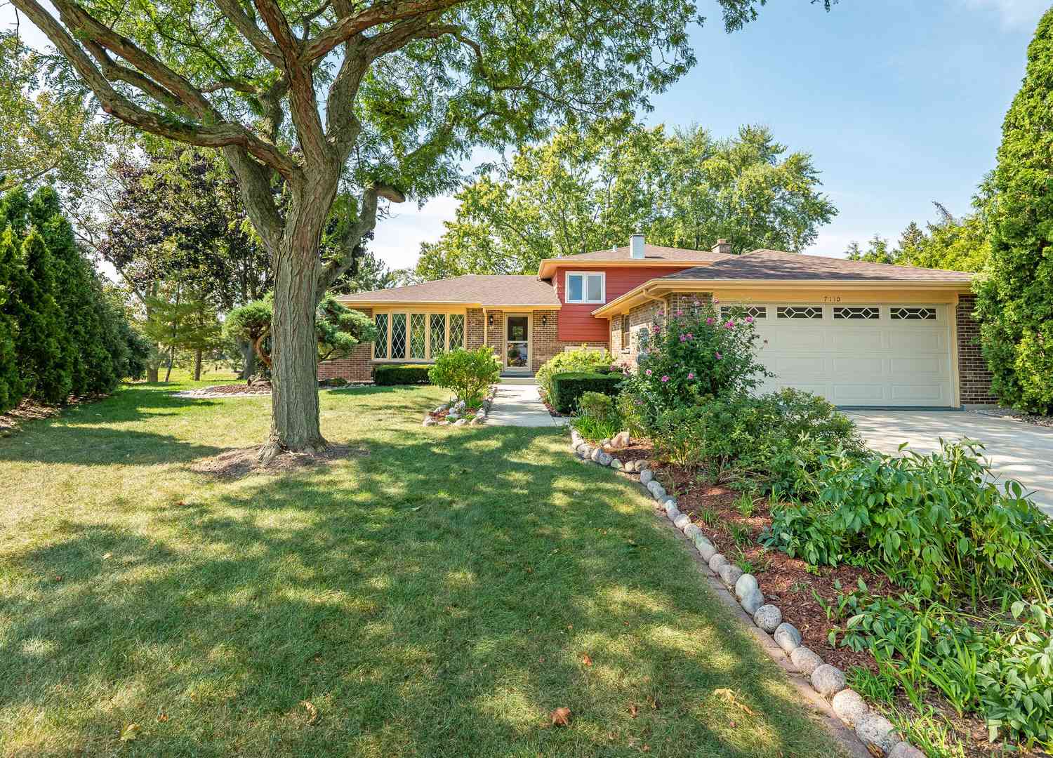 7110 Terrace Drive, Downers Grove, Illinois image 2