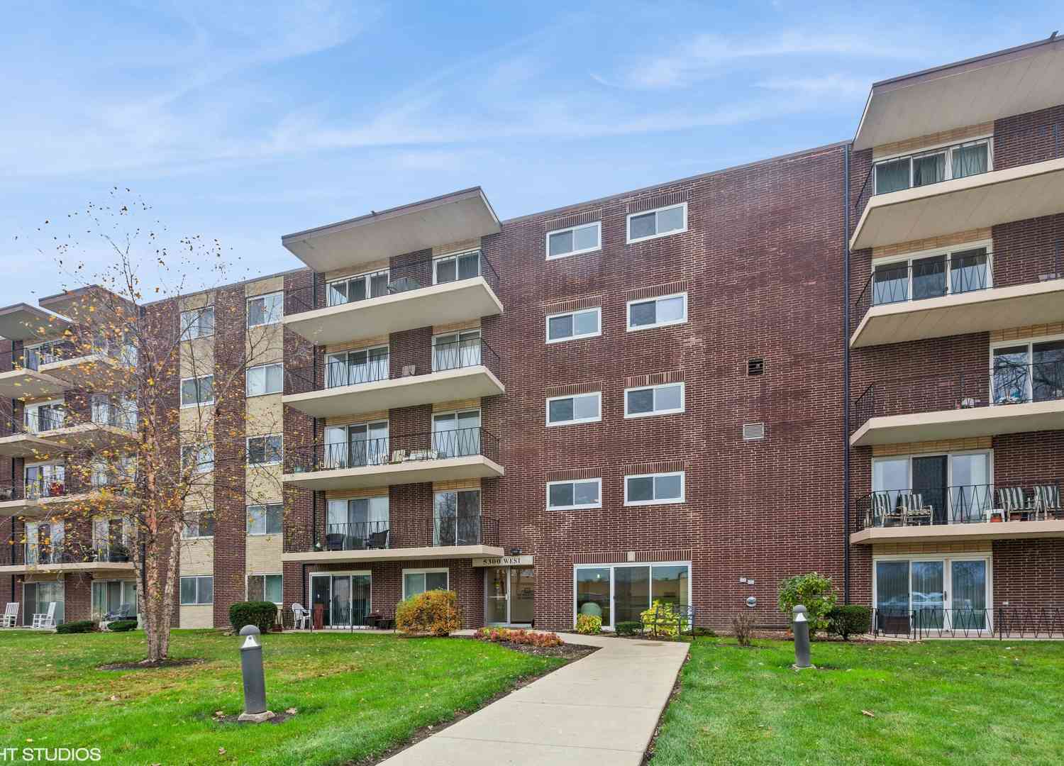 5300 Walnut Avenue #6E, Downers Grove, Illinois image 1