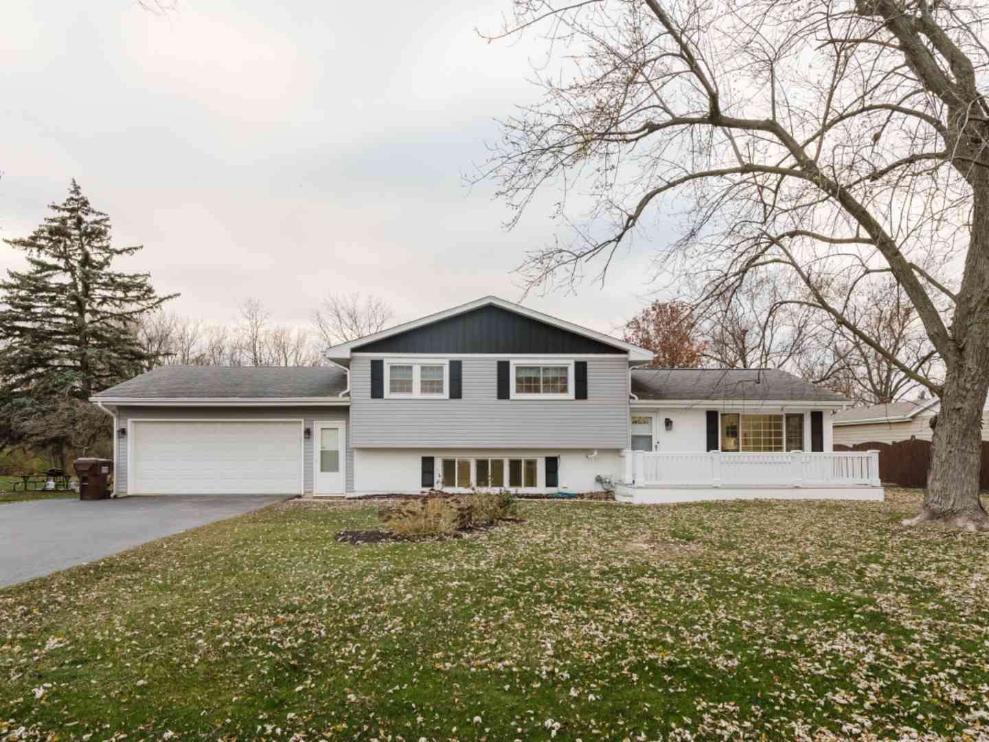 211 Roberts Road, New Lenox, Illinois image 1