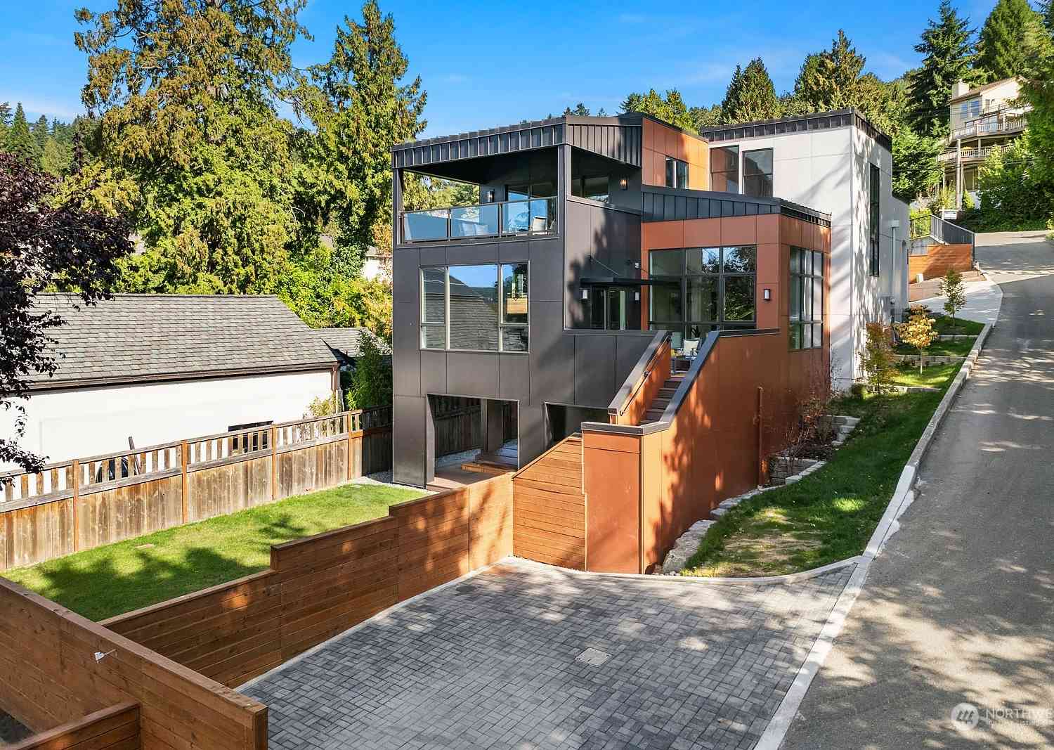 13335 Holmes Point Drive, Kirkland, Washington image 37