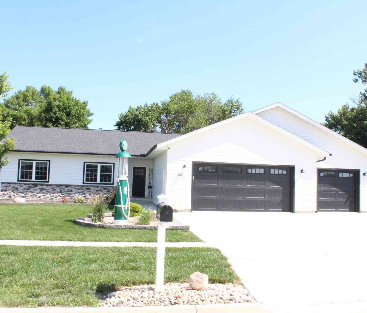 Homes For Sale - 750 Pebblestone Lane<br/> Hancock County, Garner, IA 50438