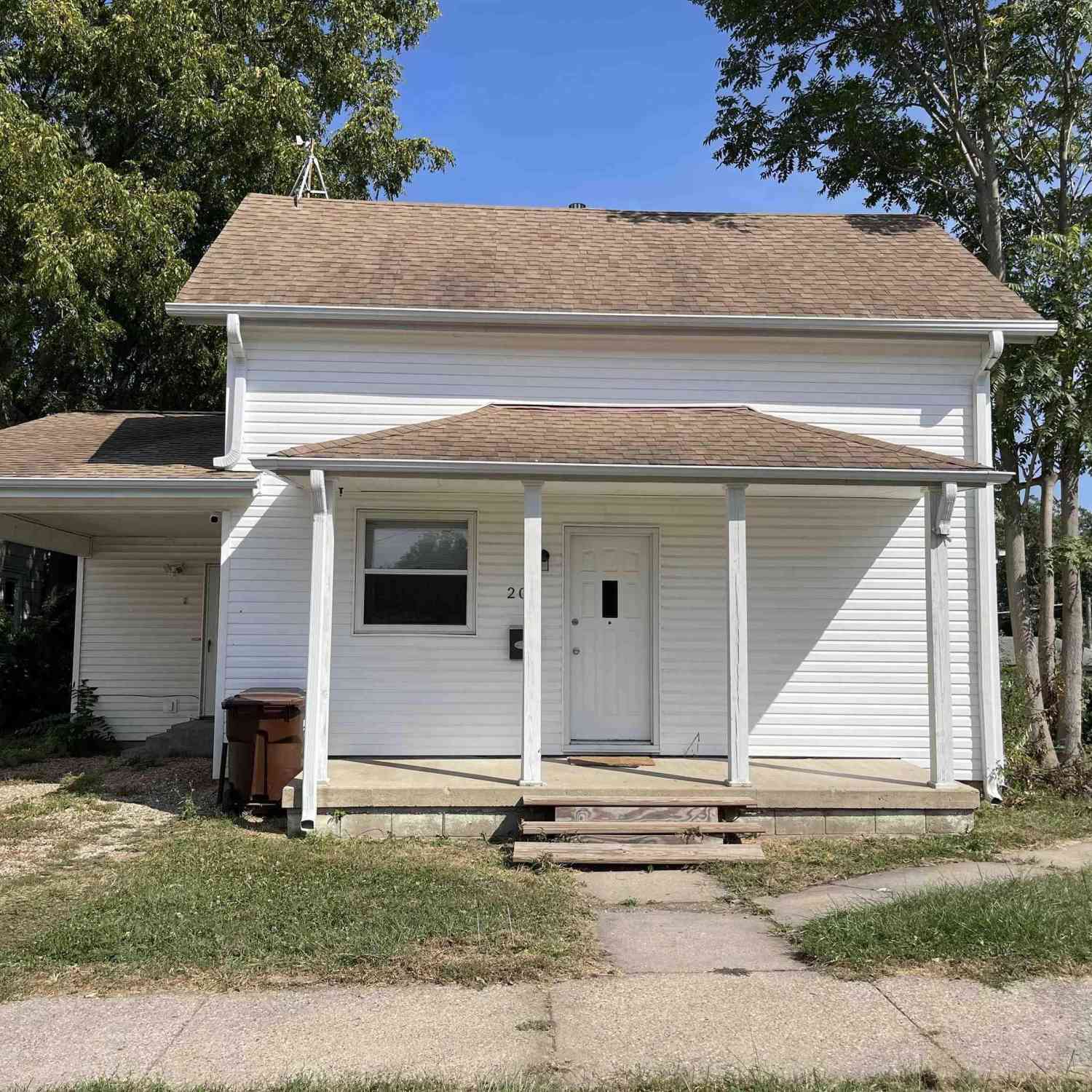 Homes For Sale - 204 S 5th Street<br/> Marshall County, Marshalltown, IA 50158