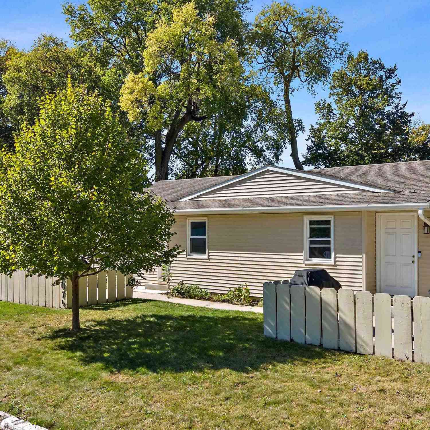 Condo For Sale - 207 8th Avenue S<br/> Clear Lake, IA 50428