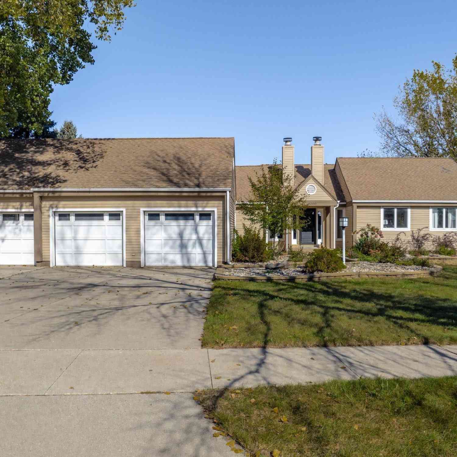 Homes For Sale - 1000 Briarstone Drive<br/> Mason City, IA 50401