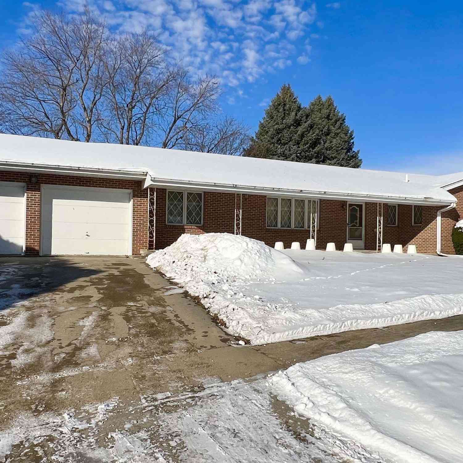 Homes For Sale - 1307 W 15th Street Place S<br/> Newton, IA 50208