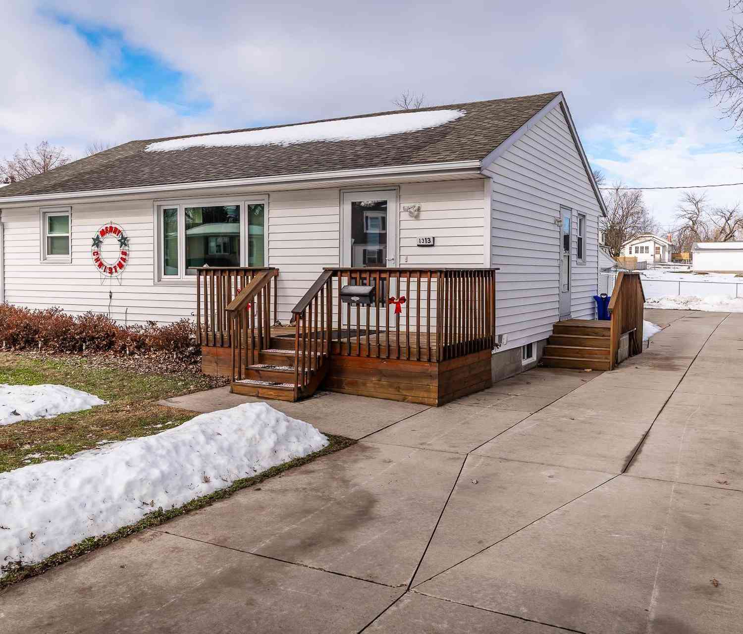 Homes For Sale - 1313 W Boone Street<br/> Marshall County, Marshalltown, IA 50158