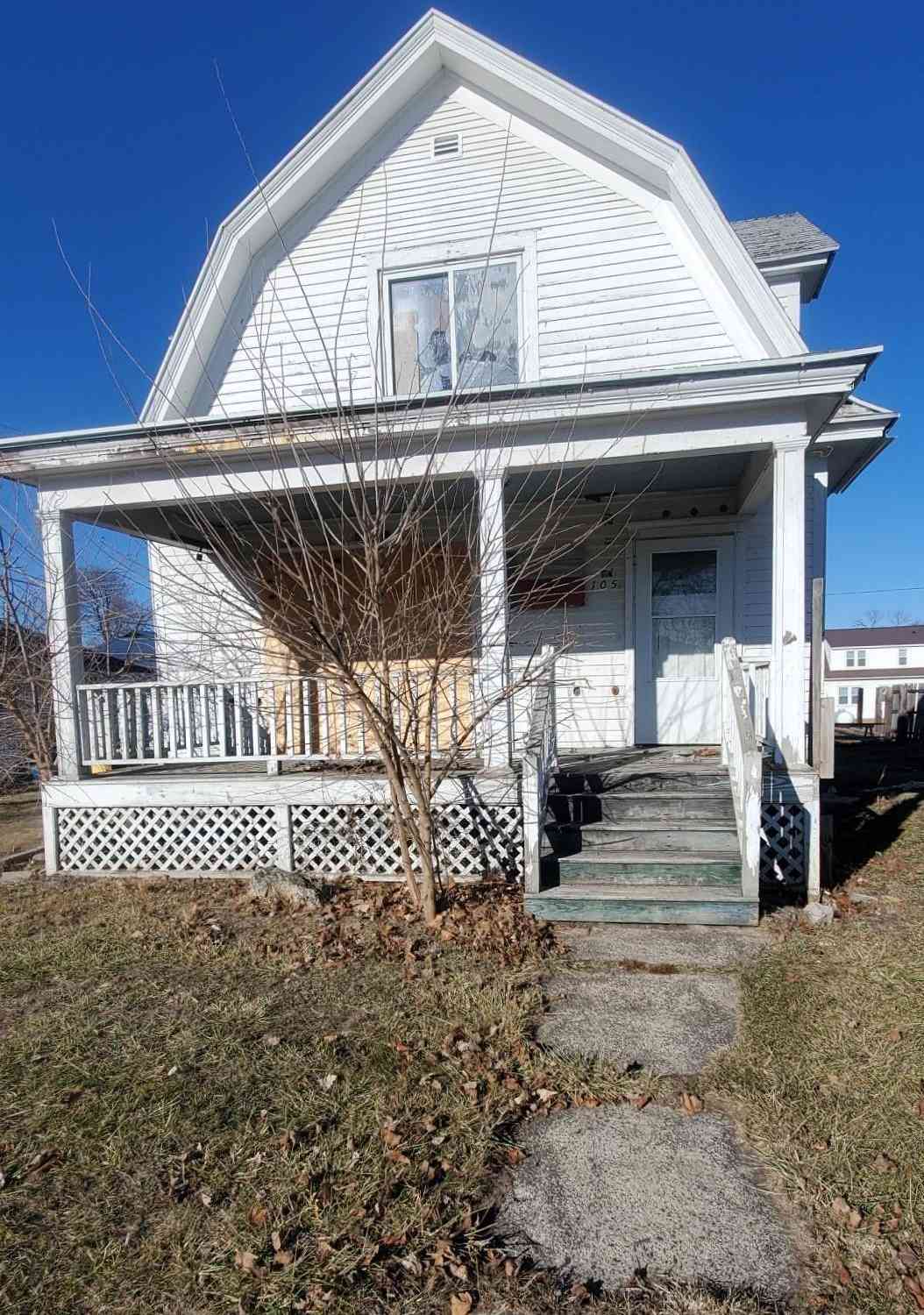 Homes For Sale - 105 E Main Street<br/> Wyoming, IA 52362