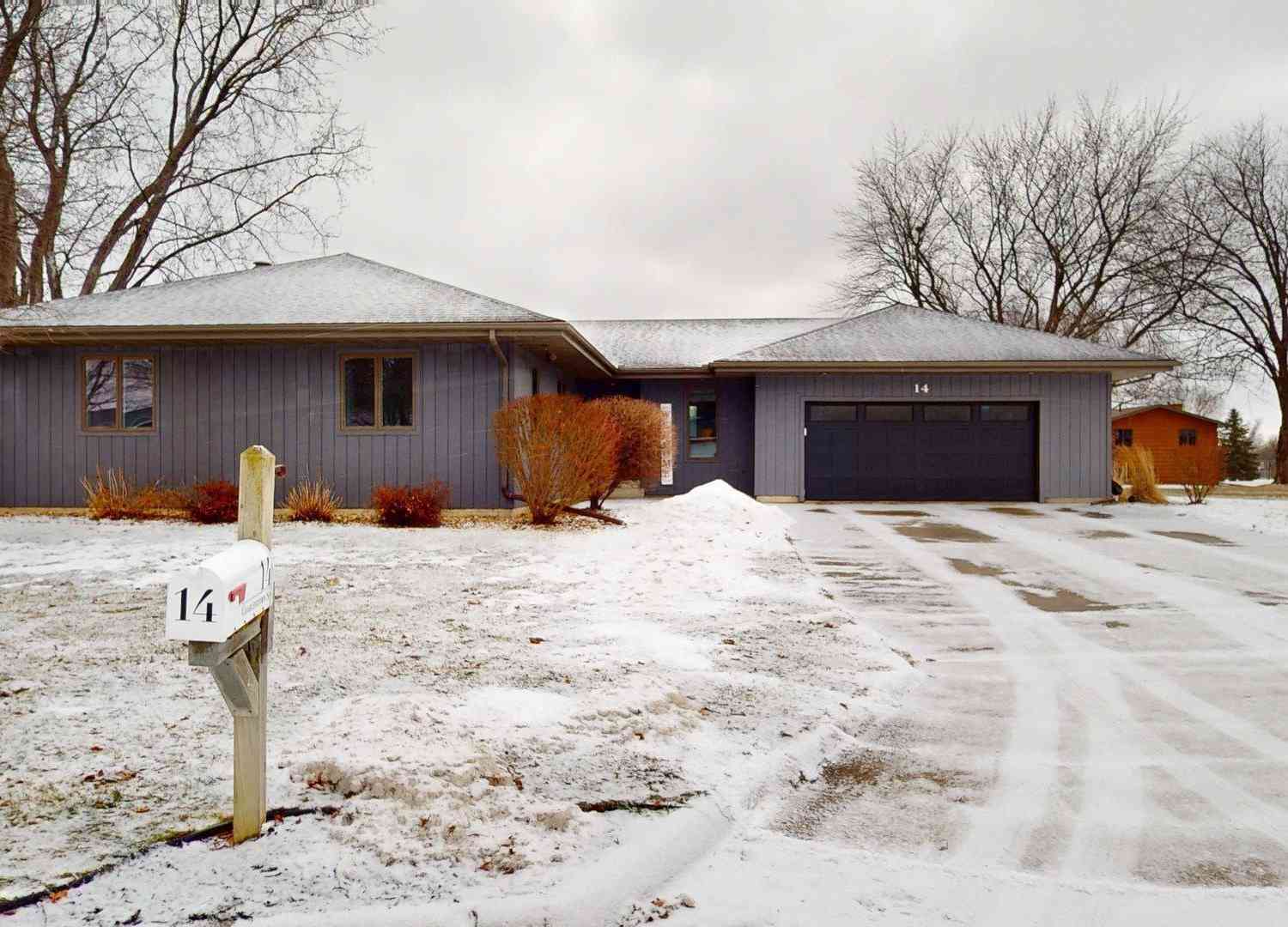 Homes For Sale - 14 Charlestown Sq<br/> Mason City, IA 50401