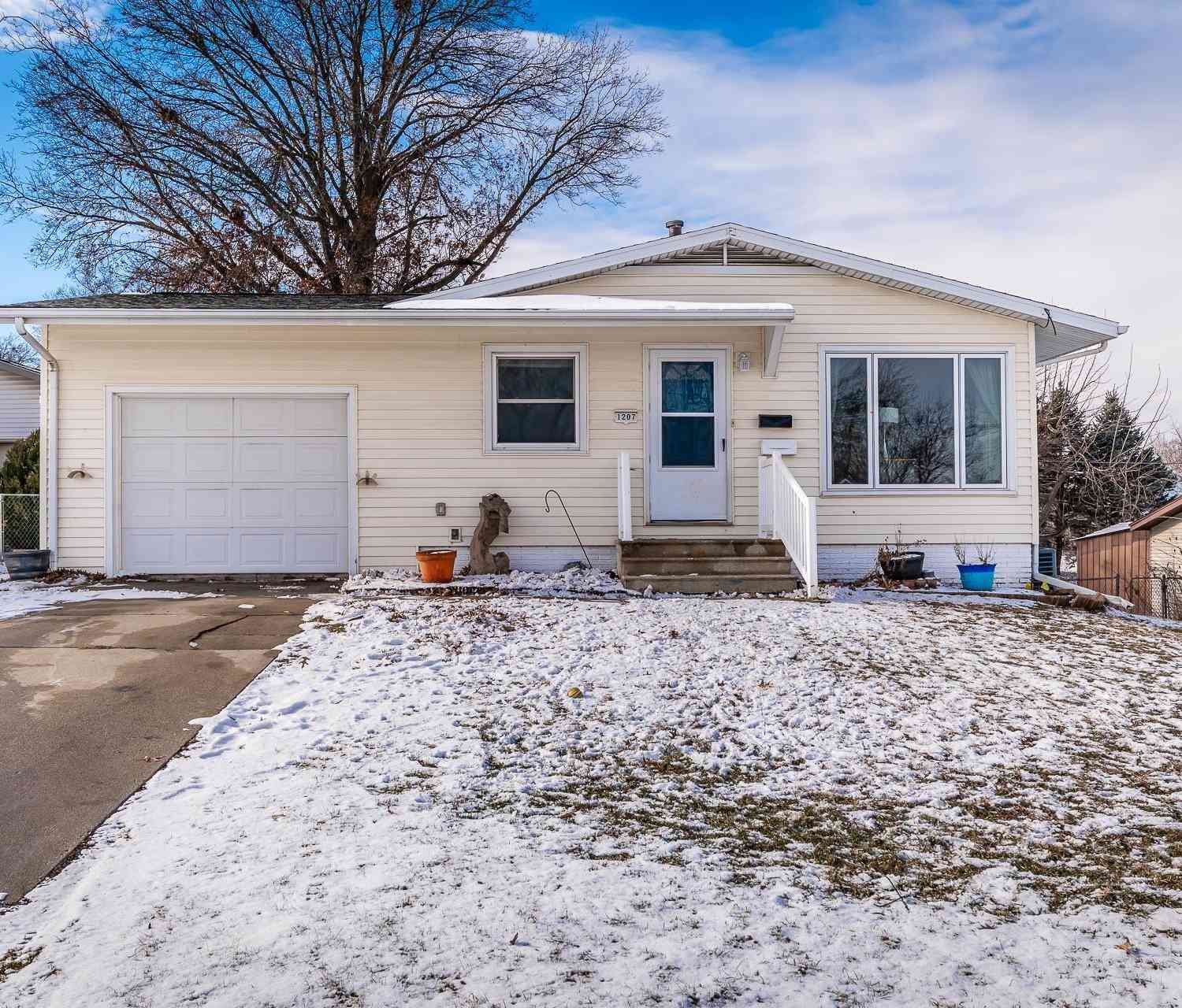 Homes For Sale - 1207 Glenwood Terrace<br/> Marshall County, Marshalltown, IA 50158