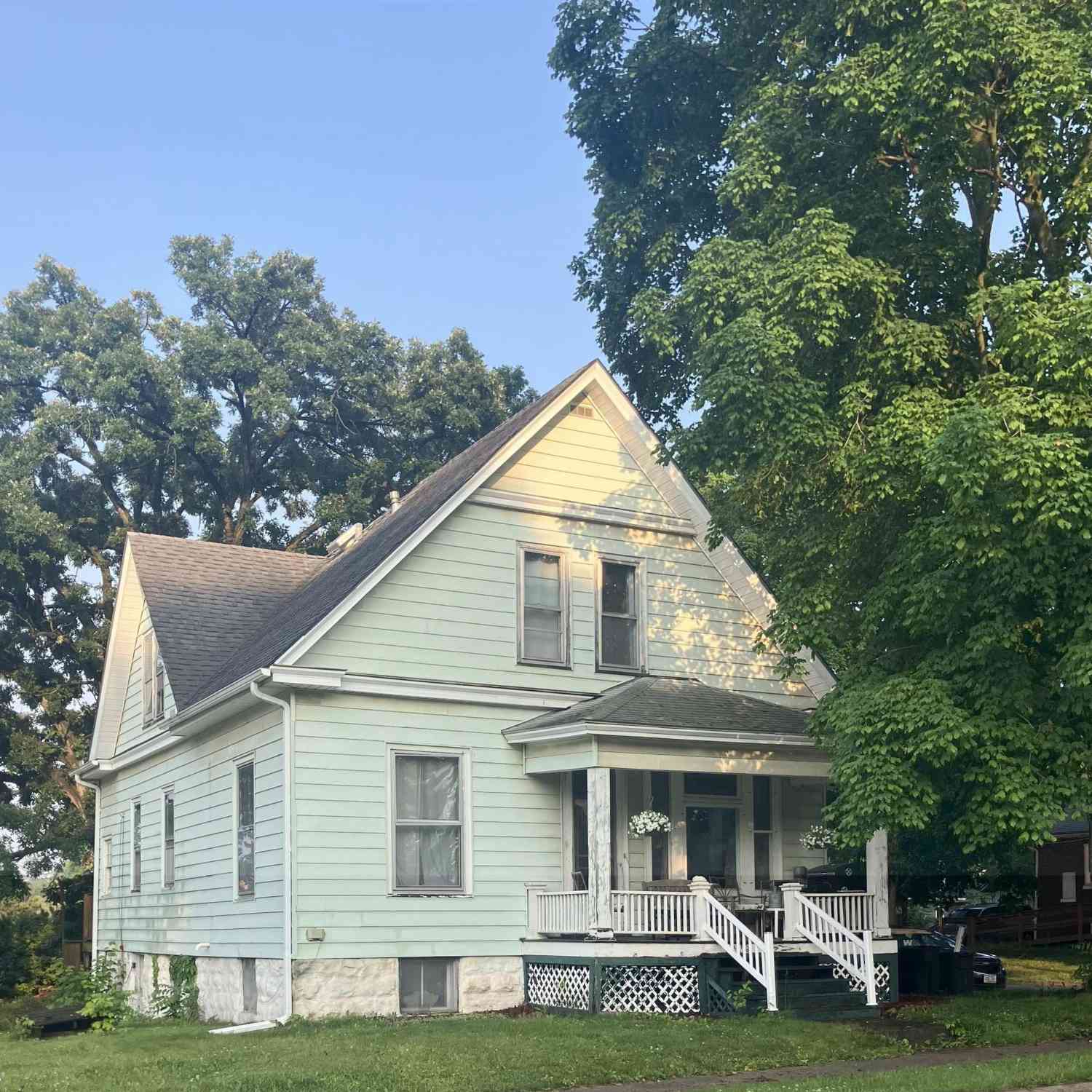 Homes For Sale - 401 E Broadway Avenue<br/> Fairfield, IA 52556