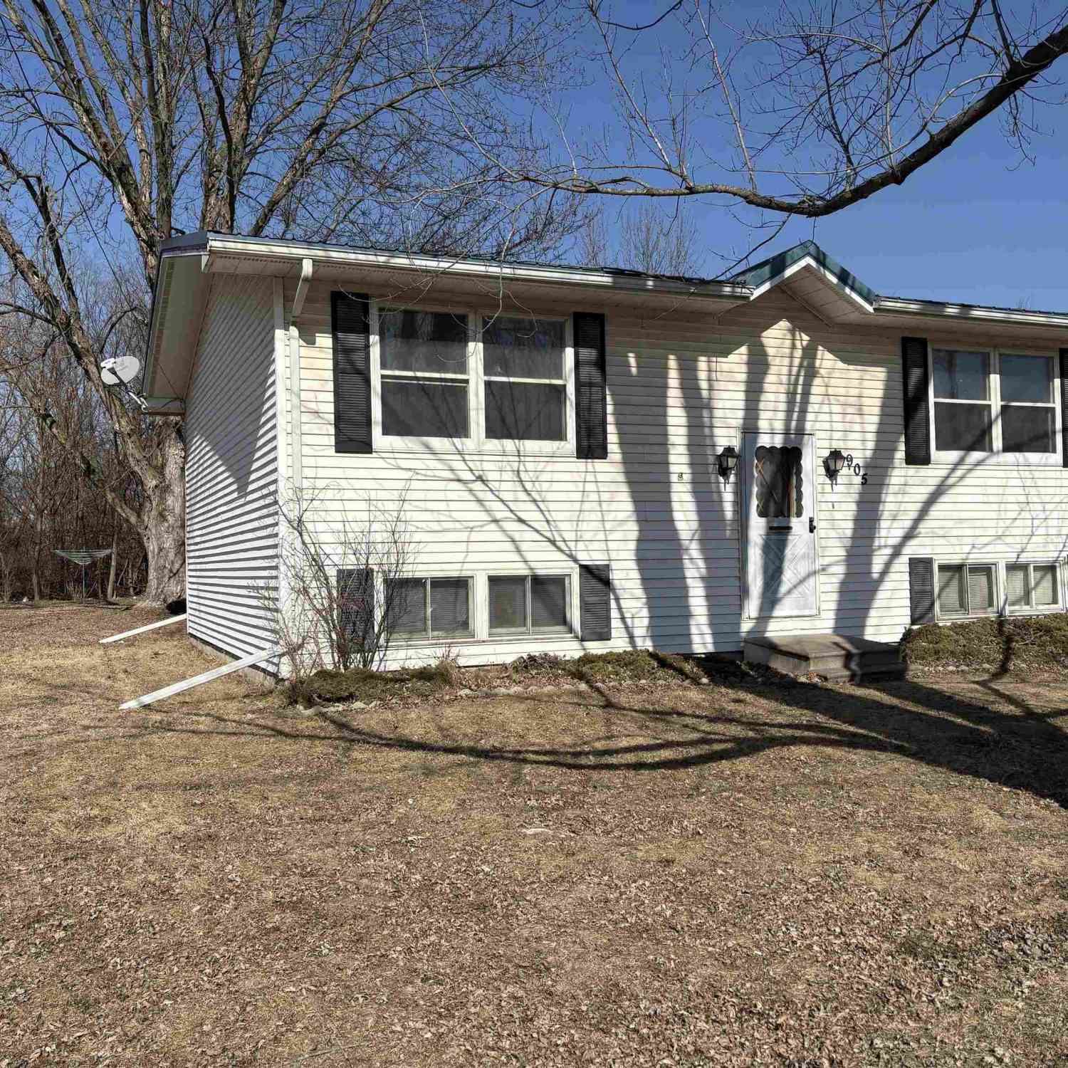 Homes For Sale - 905 W Tyler Avenue<br/> Fairfield, IA 52556