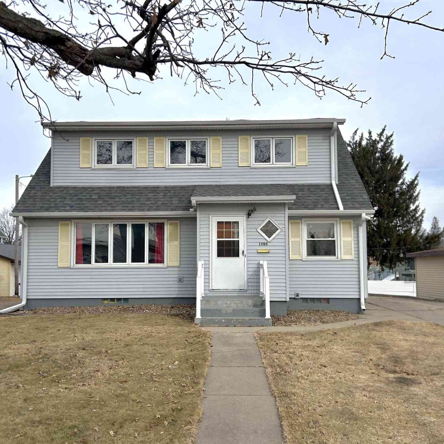 Homes For Sale - 1705 Summit Street<br/> Marshall County, Marshalltown, IA 50158