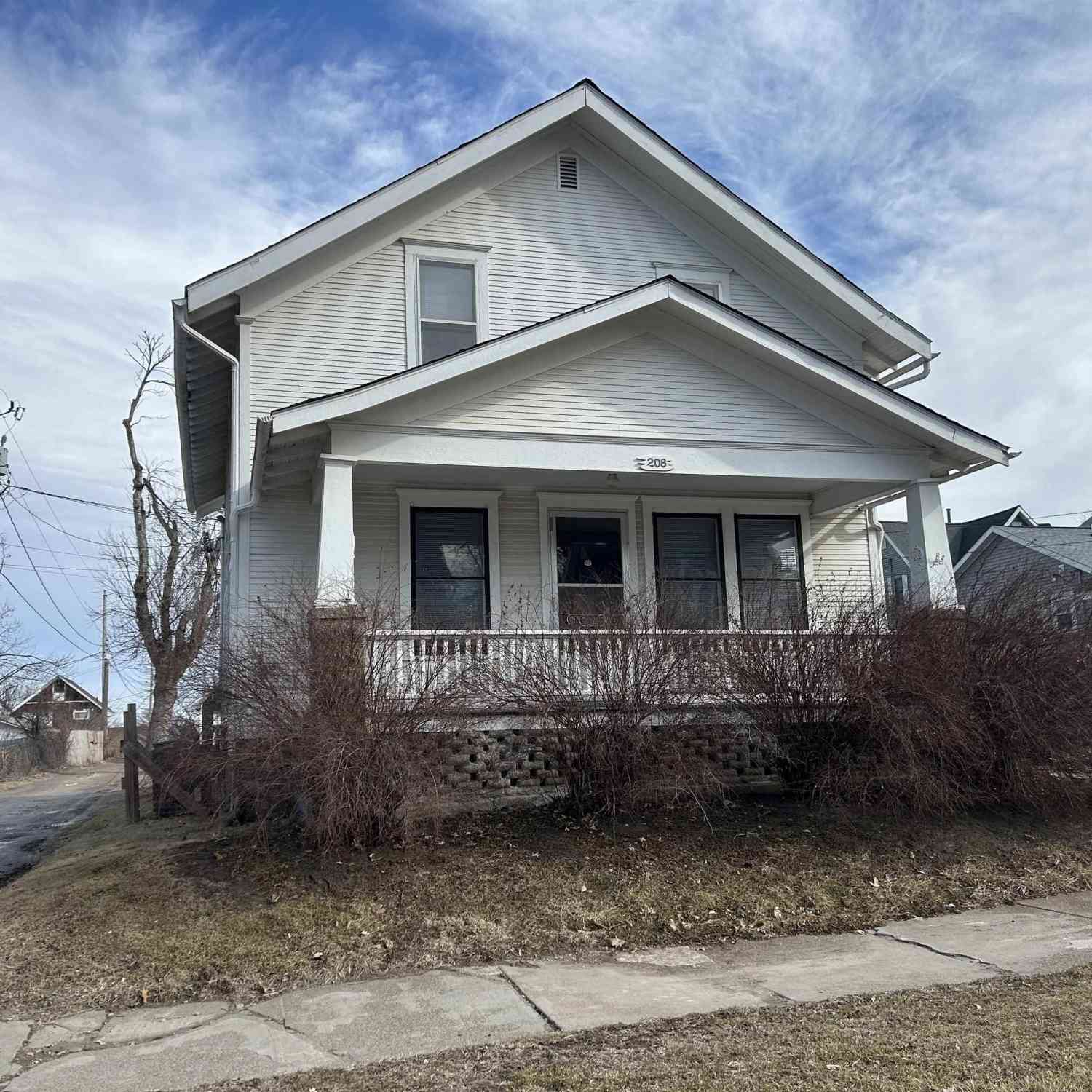 Homes For Sale - 208 S 7th Street<br/> Marshall County, Marshalltown, IA 50158