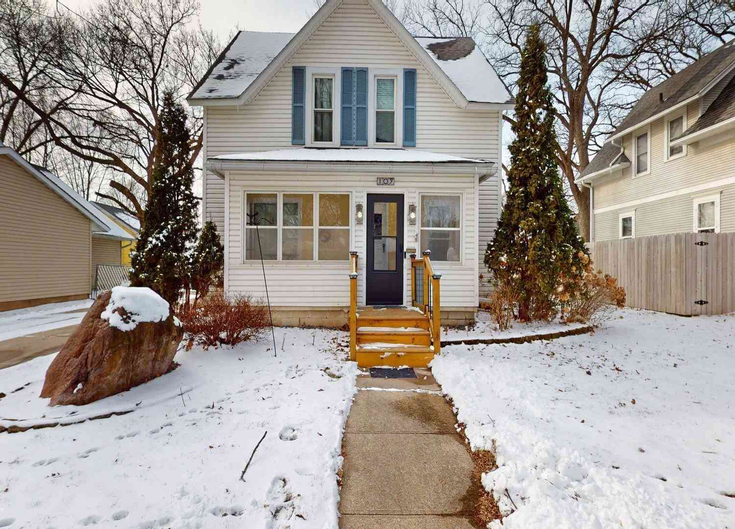 Homes For Sale - 109 S 9th Street<br/> Clear Lake, IA 50428