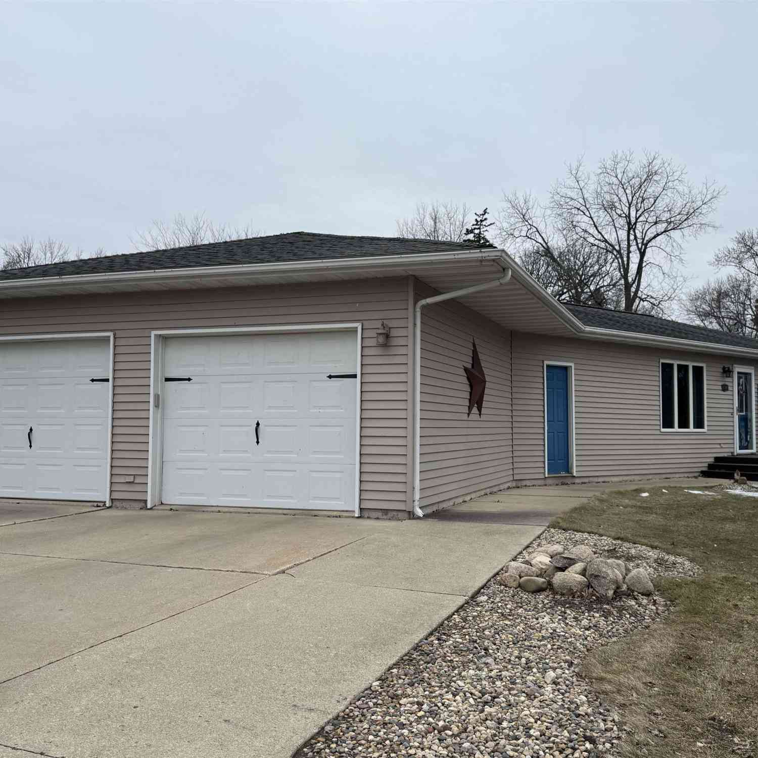 Homes For Sale - 1501 W 6th Avenue N<br/> Clear Lake, IA 50428