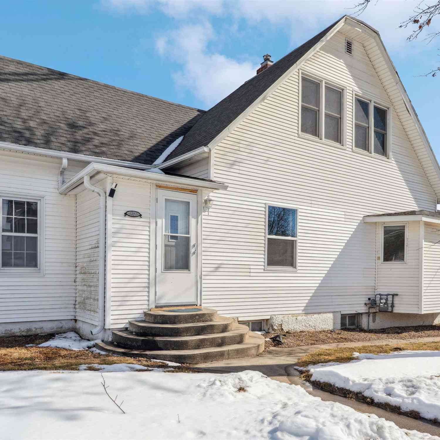 Homes For Sale - 1412 Summit Street<br/> Marshall County, Marshalltown, IA 50158