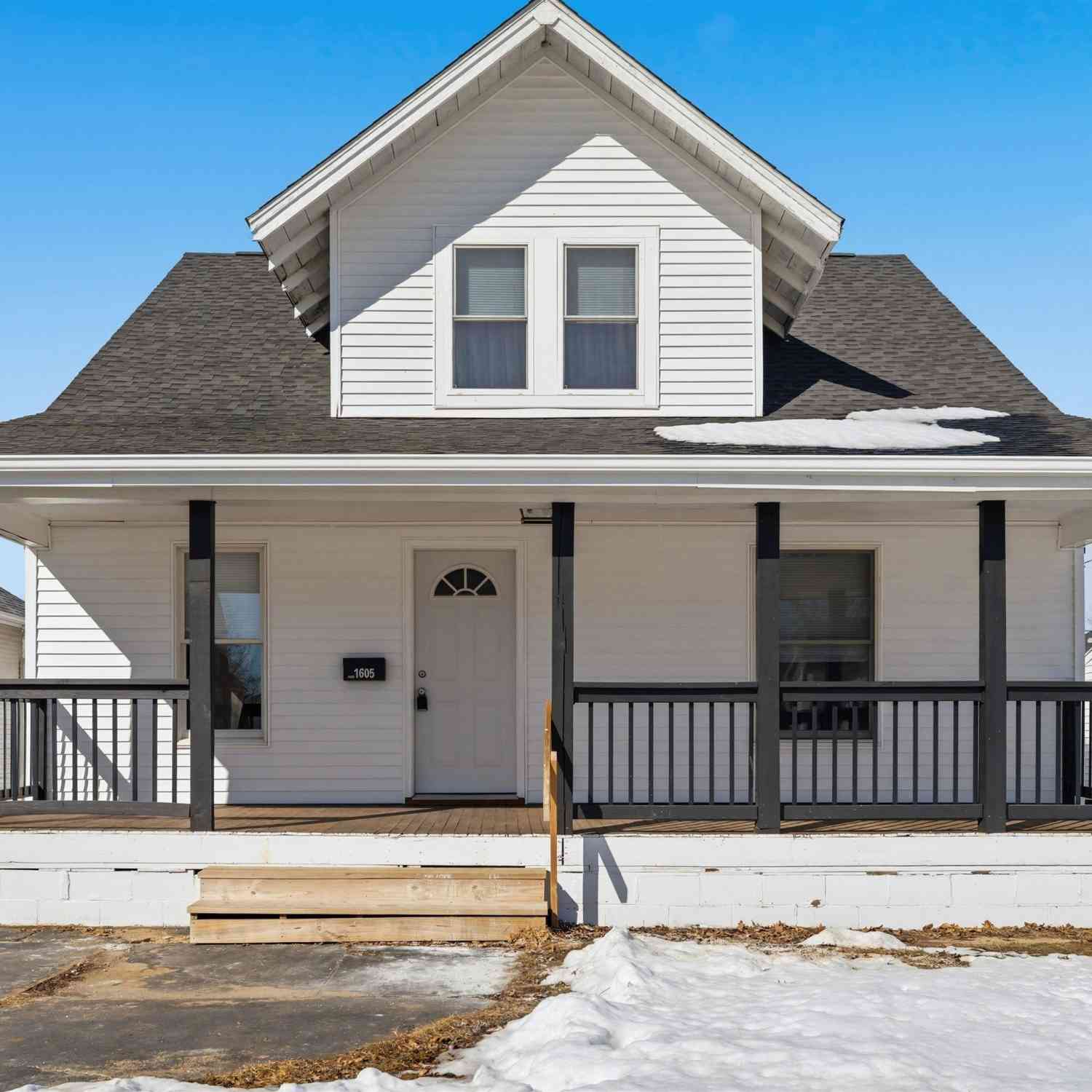 Homes For Sale - 1605 Summit Street<br/> Marshall County, Marshalltown, IA 50158