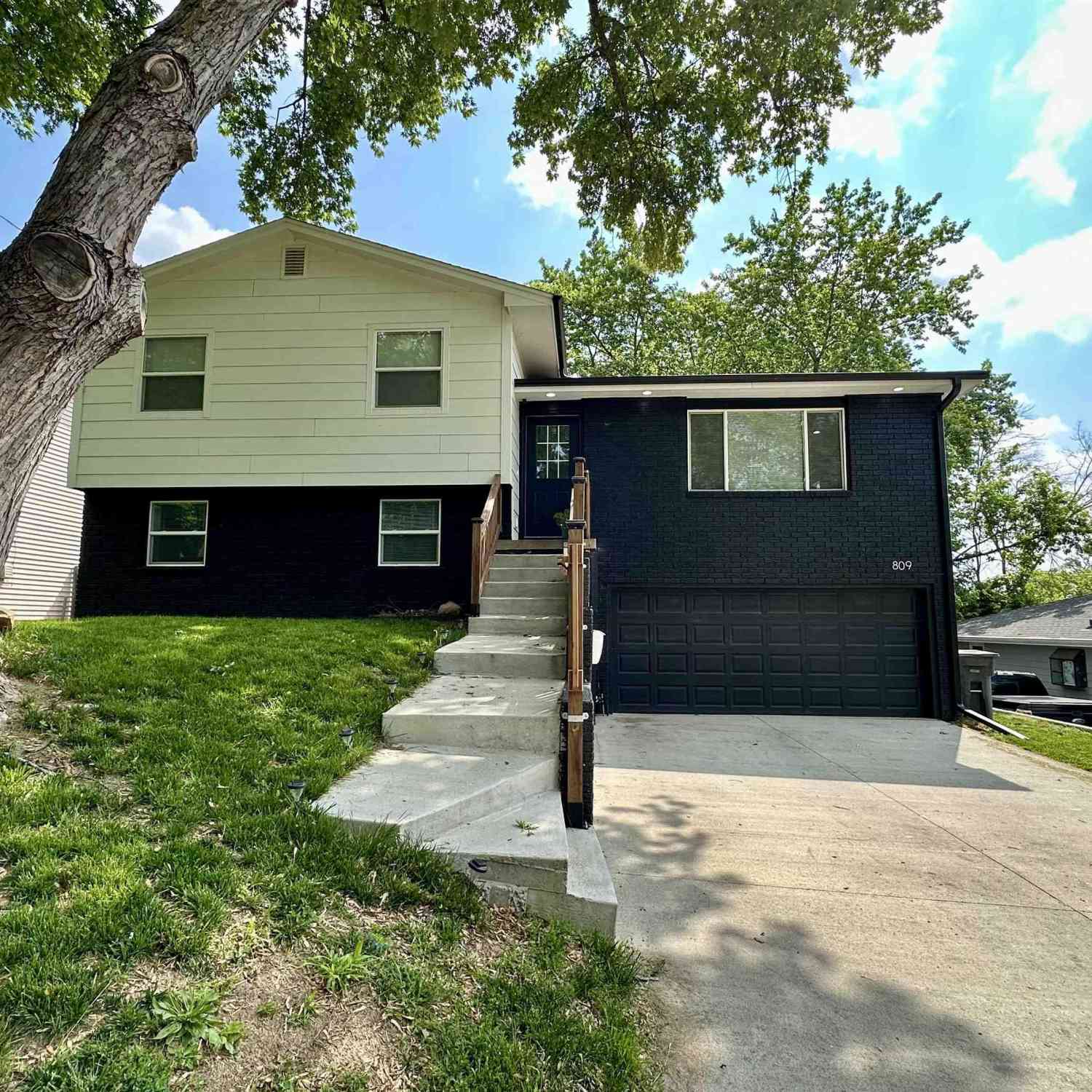 Homes For Sale - 809 Knob Hill Drive<br/> Des Moines, IA 50317